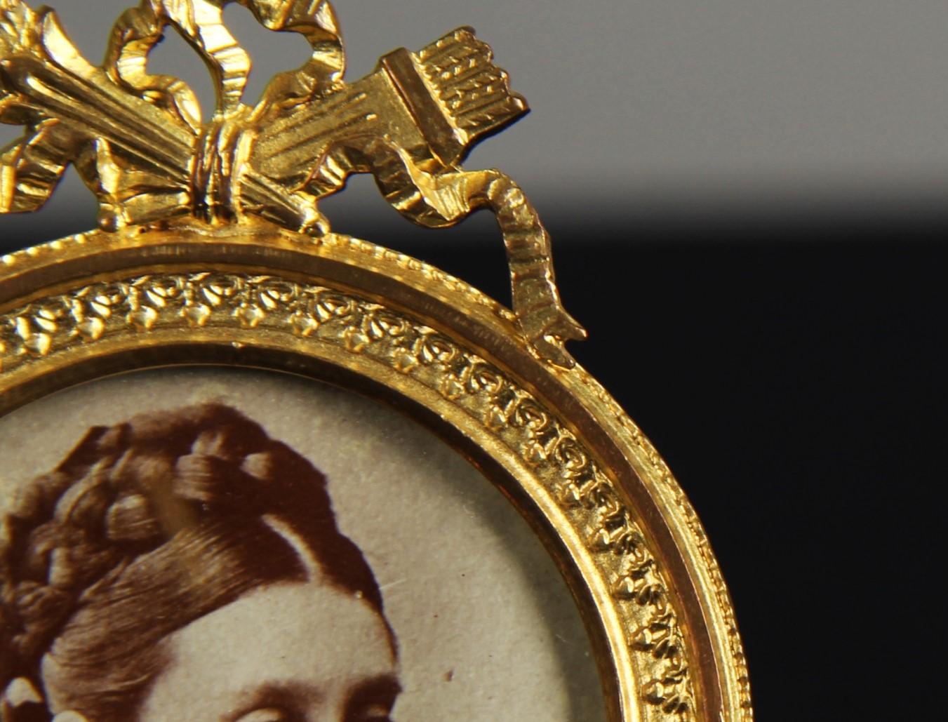 Beautiful round picture frame, France circa 1880.
Picture size: 4 cm x 4 cm.

French picture frames from the Victorian era are an expression of an epoch that was known for its decorative wealth and appreciation of art and craftsmanship. Their