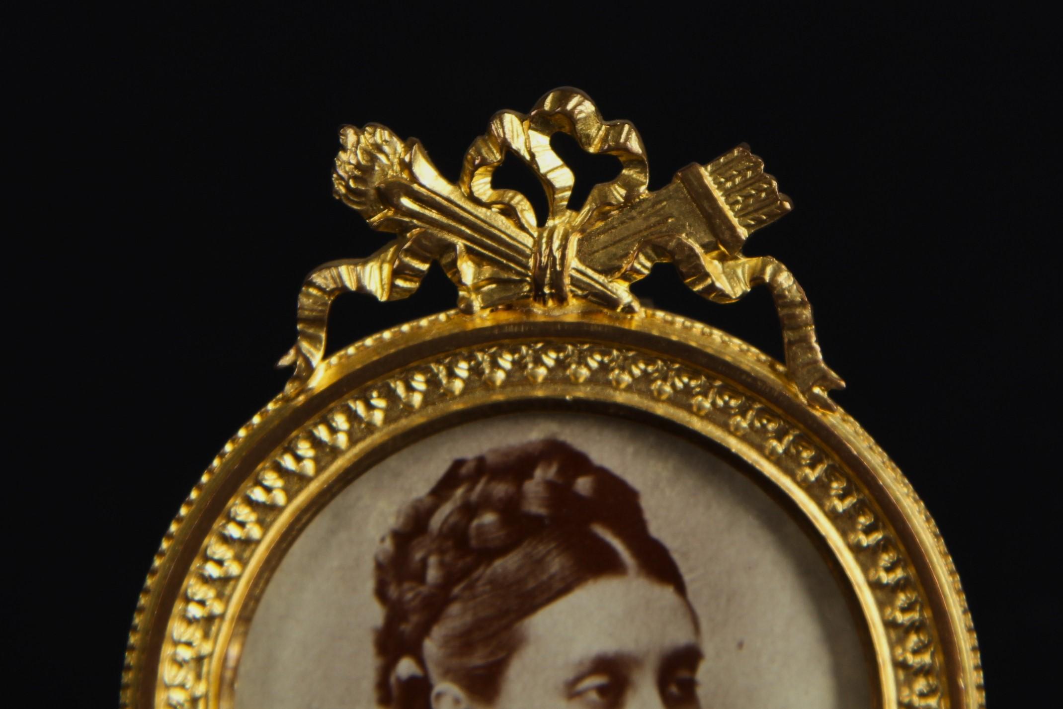 French Antique Round Picture Frame, Photo Frame, France, Circa 1880, 4 x 4 cm For Sale
