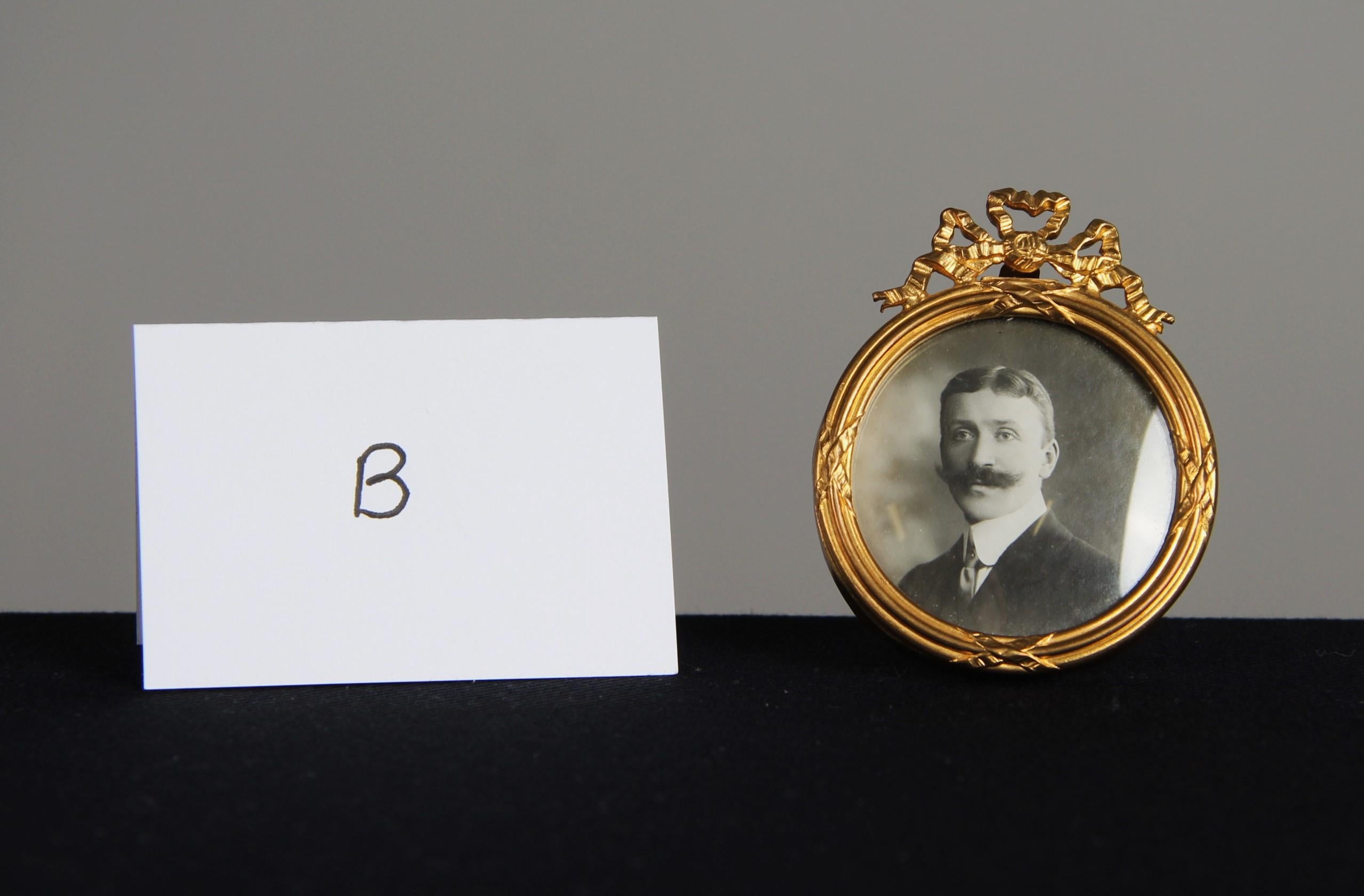 Antique Round Picture Frame, Photo Frame, France, Circa 1880, 4 x 4 cm In Good Condition For Sale In Greven, DE