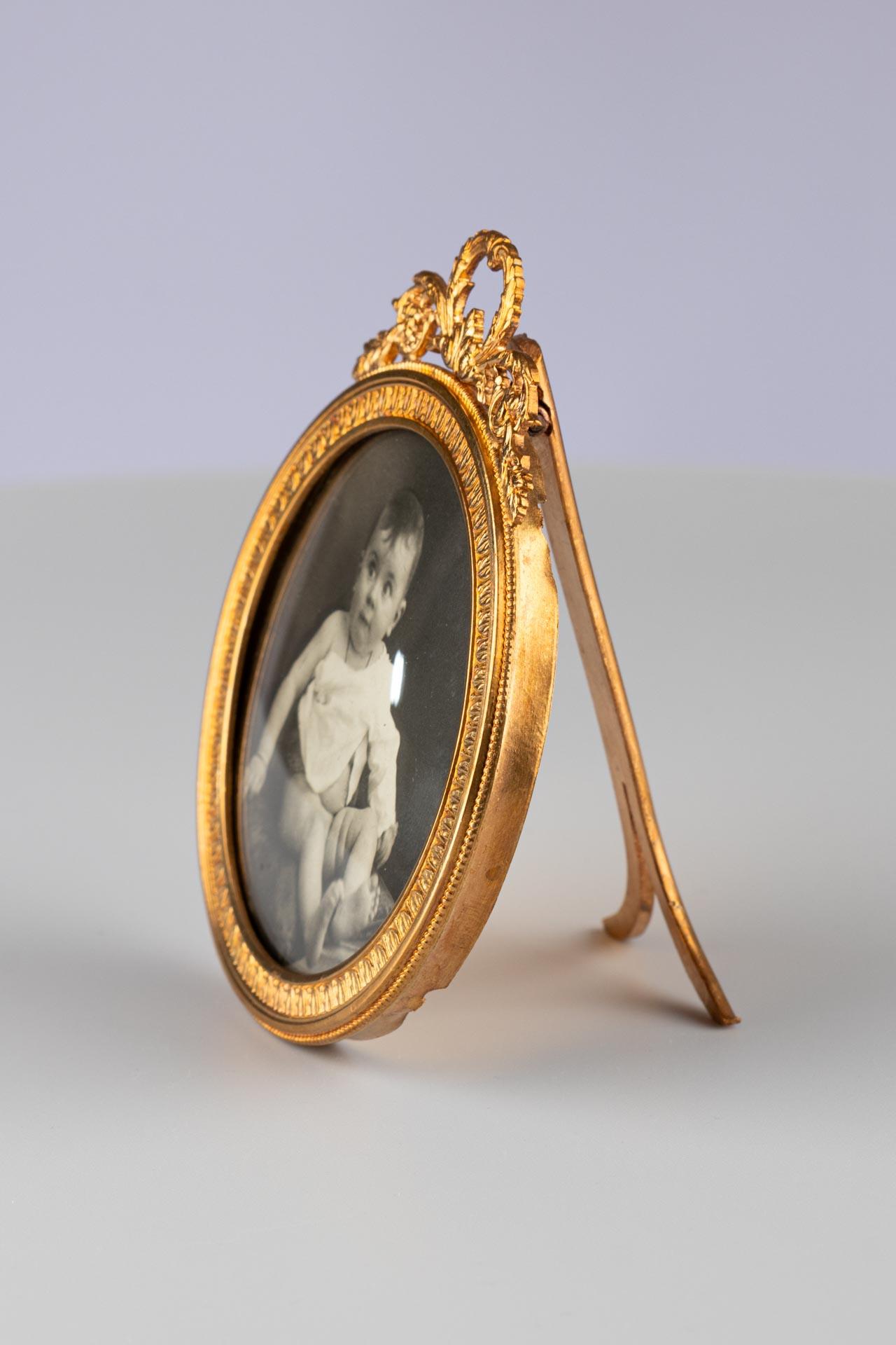 Beautiful round picture frame, France circa 1880.
Picture size: 6 cm x 6 cm.

French picture frames from the Victorian era are an expression of an epoch that was known for its decorative wealth and appreciation of art and craftsmanship. Their