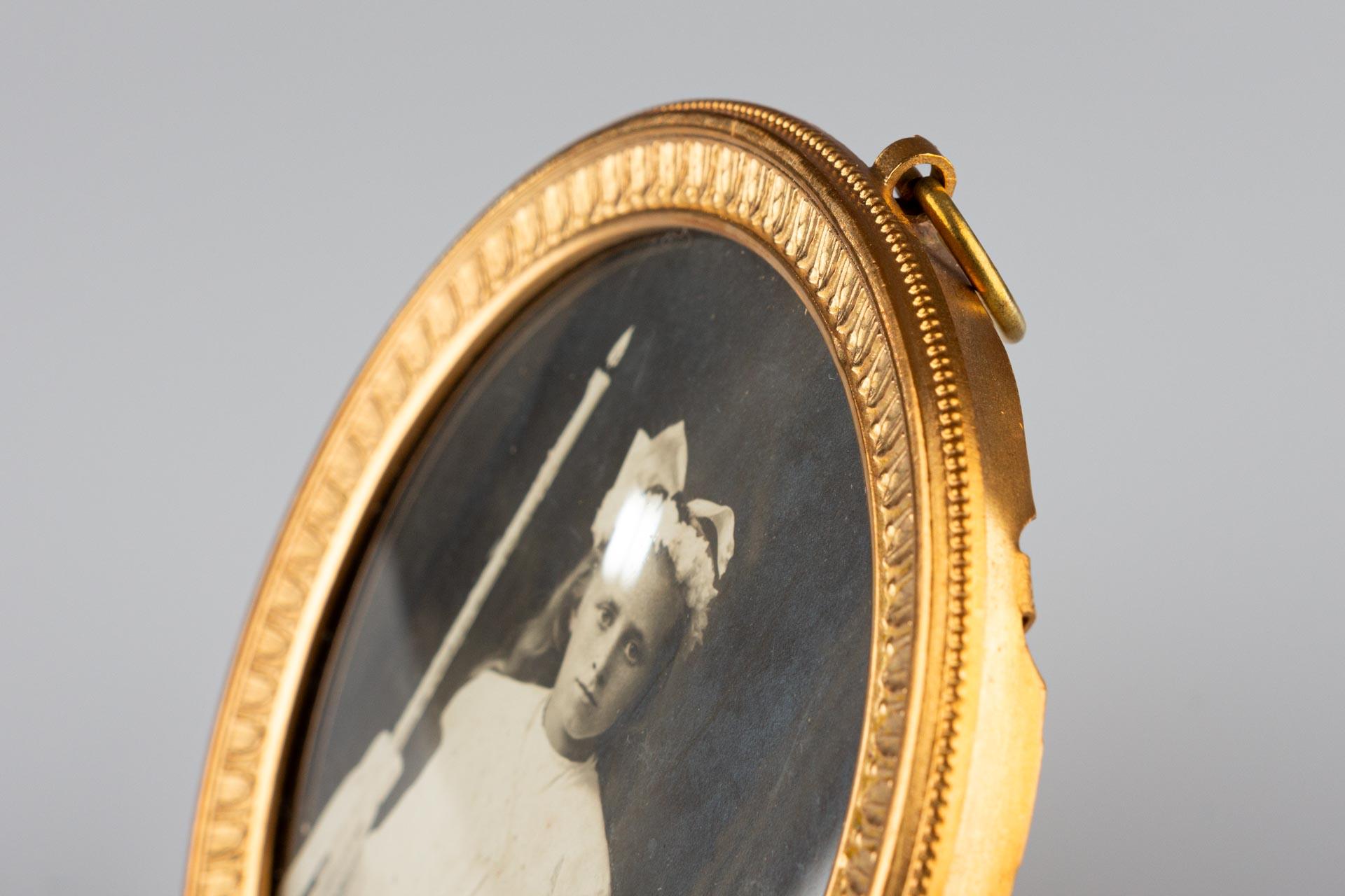 Beautiful round picture frame, France circa 1880.
Picture size: 6 cm x 6 cm.

French picture frames from the Victorian era are an expression of an epoch that was known for its decorative wealth and appreciation of art and craftsmanship. Their