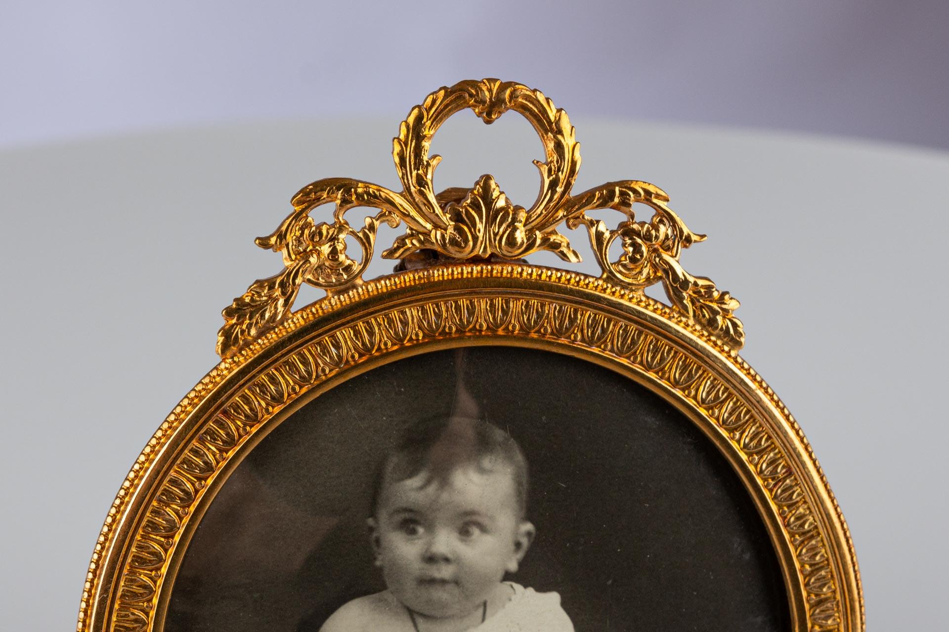 Victorian Antique Round Picture Frame, Photo Frame, France, Circa 1880, 6 x 6 cm For Sale