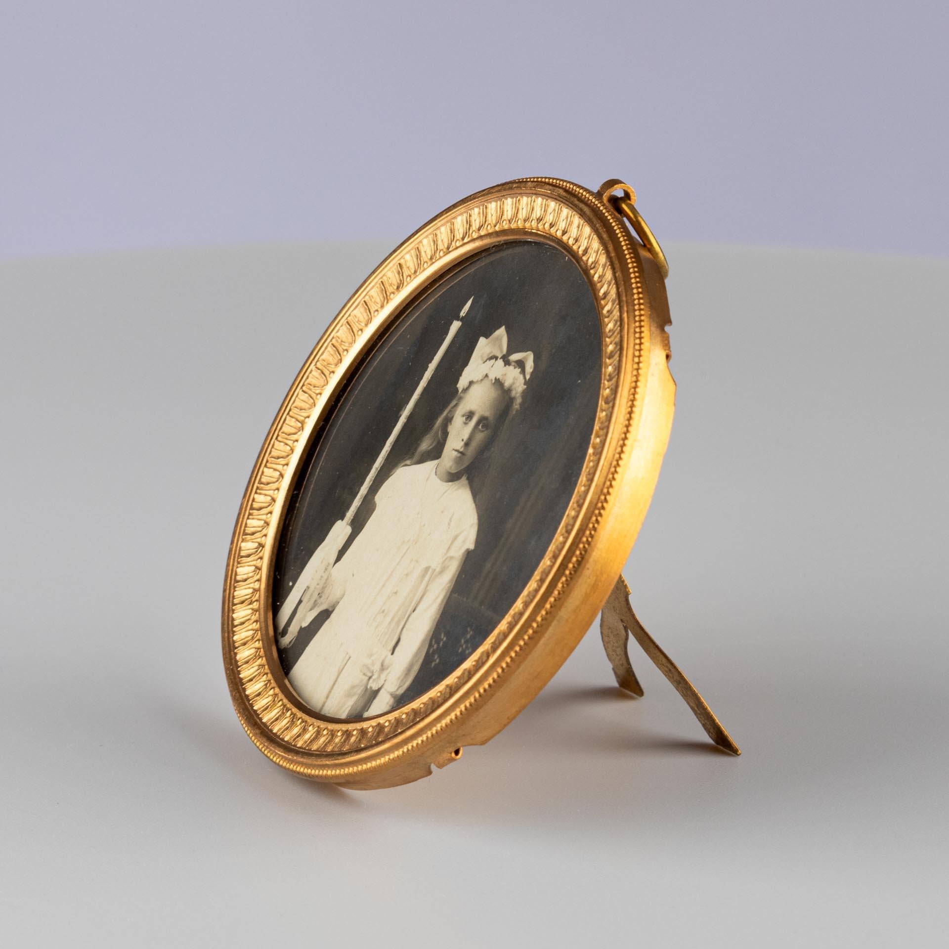 French Antique Round Picture Frame, Photo Frame, France, Circa 1880, 6 x 6 cm For Sale