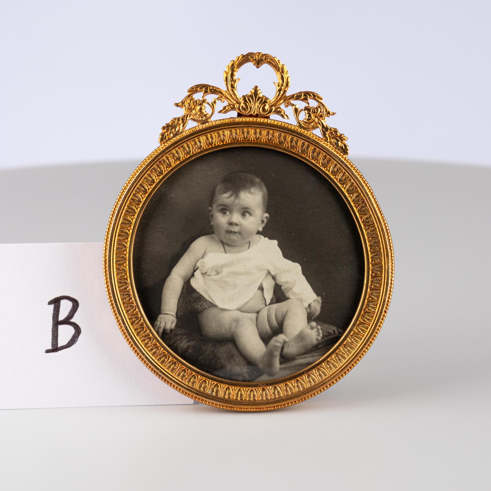 19th Century Antique Round Picture Frame, Photo Frame, France, Circa 1880, 6 x 6 cm For Sale