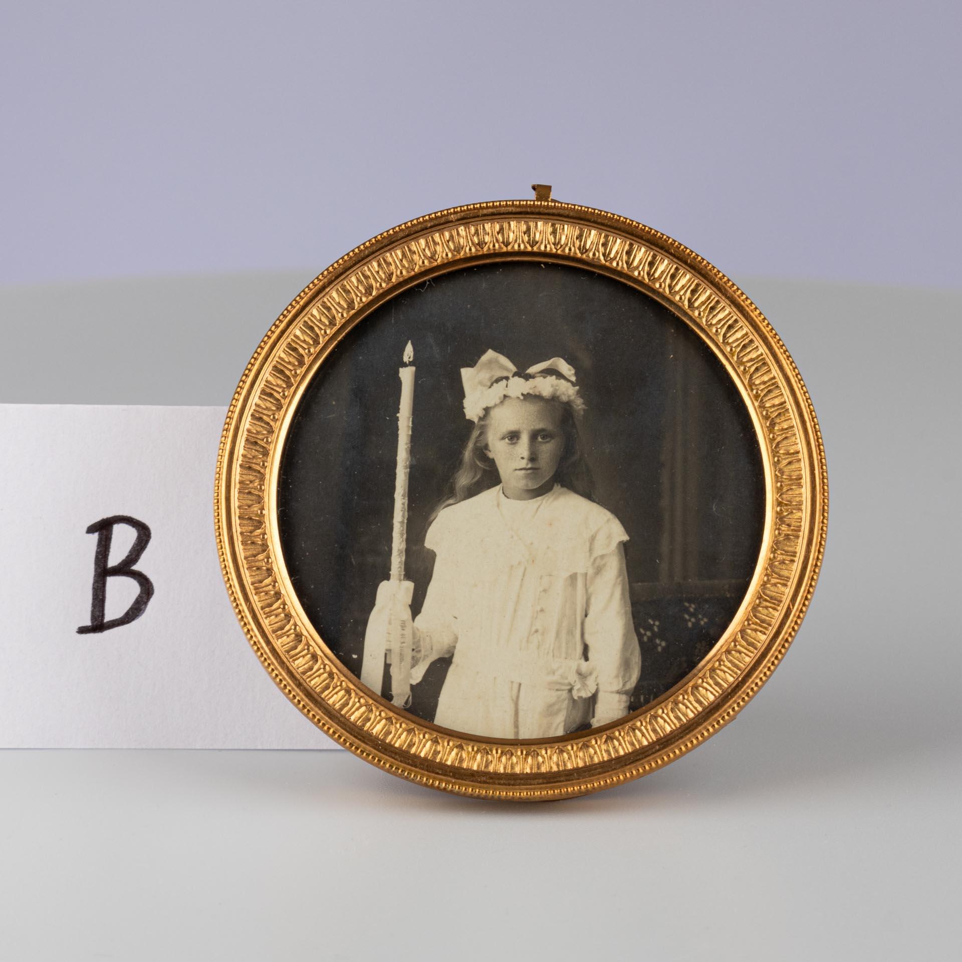 Brass Antique Round Picture Frame, Photo Frame, France, Circa 1880, 6 x 6 cm For Sale