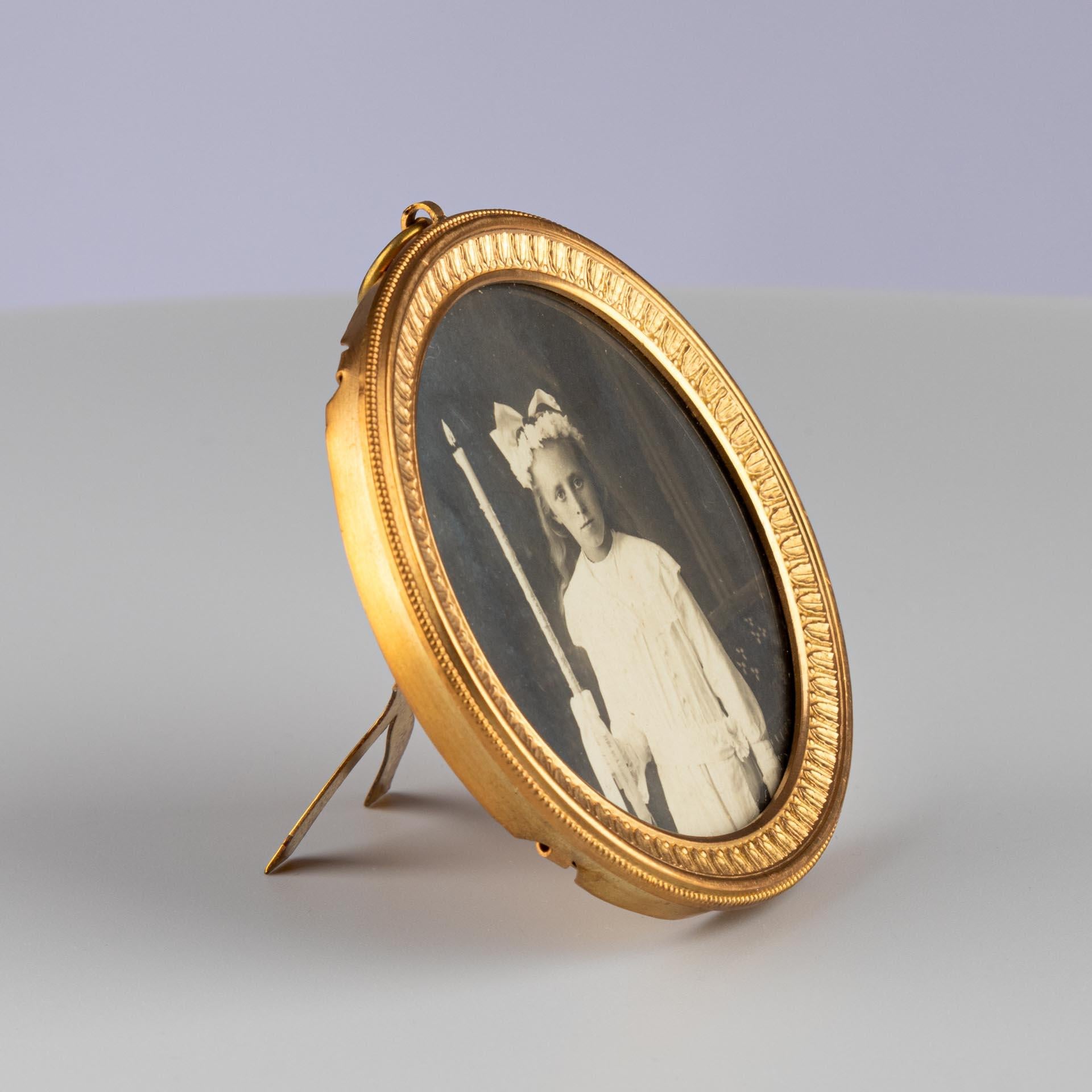 Antique Round Picture Frame, Photo Frame, France, Circa 1880, 6 x 6 cm For Sale 1