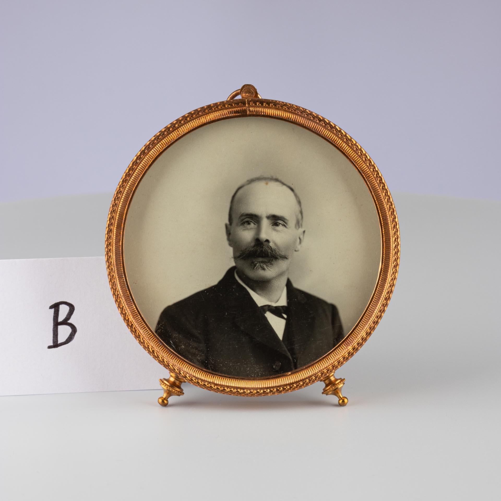 Beautiful round picture frame, France circa 1880.
Picture size: 8 cm x 8 cm.

French picture frames from the Victorian era are an expression of an epoch that was known for its decorative wealth and appreciation of art and craftsmanship. Their