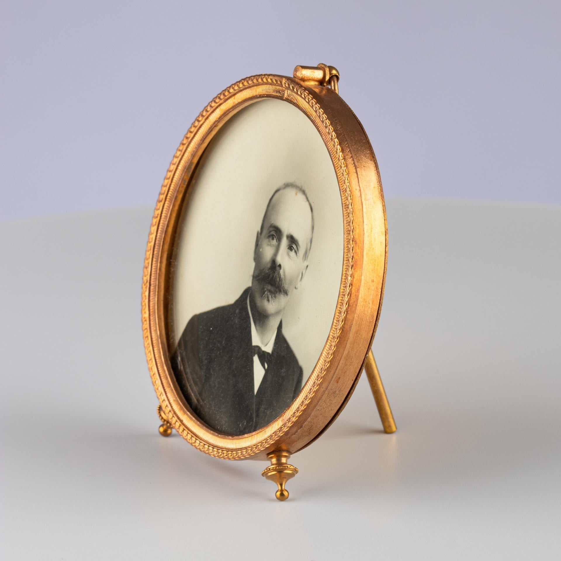 French Antique Round Picture Frame, Photo Frame, France, Circa 1880, 8 x 8 cm For Sale