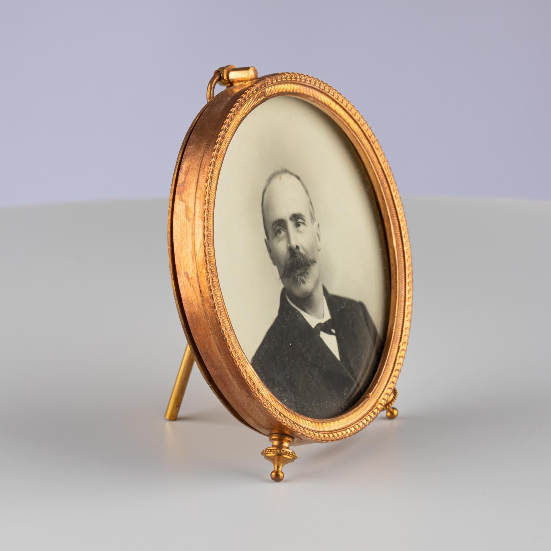 19th Century Antique Round Picture Frame, Photo Frame, France, Circa 1880, 8 x 8 cm For Sale