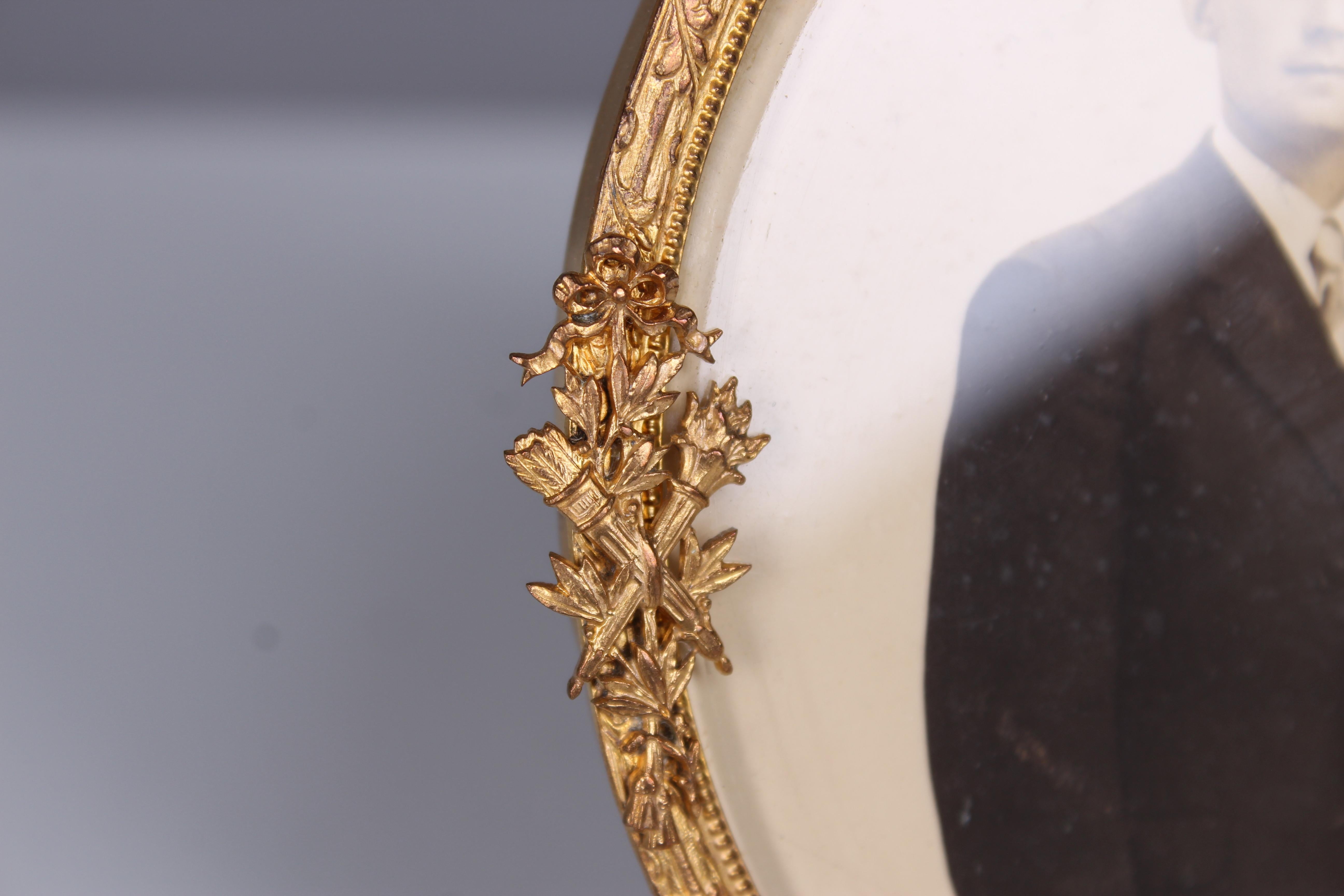 Beautiful round picture frame from France, circa 1890, with exceptional fine embellishments.

