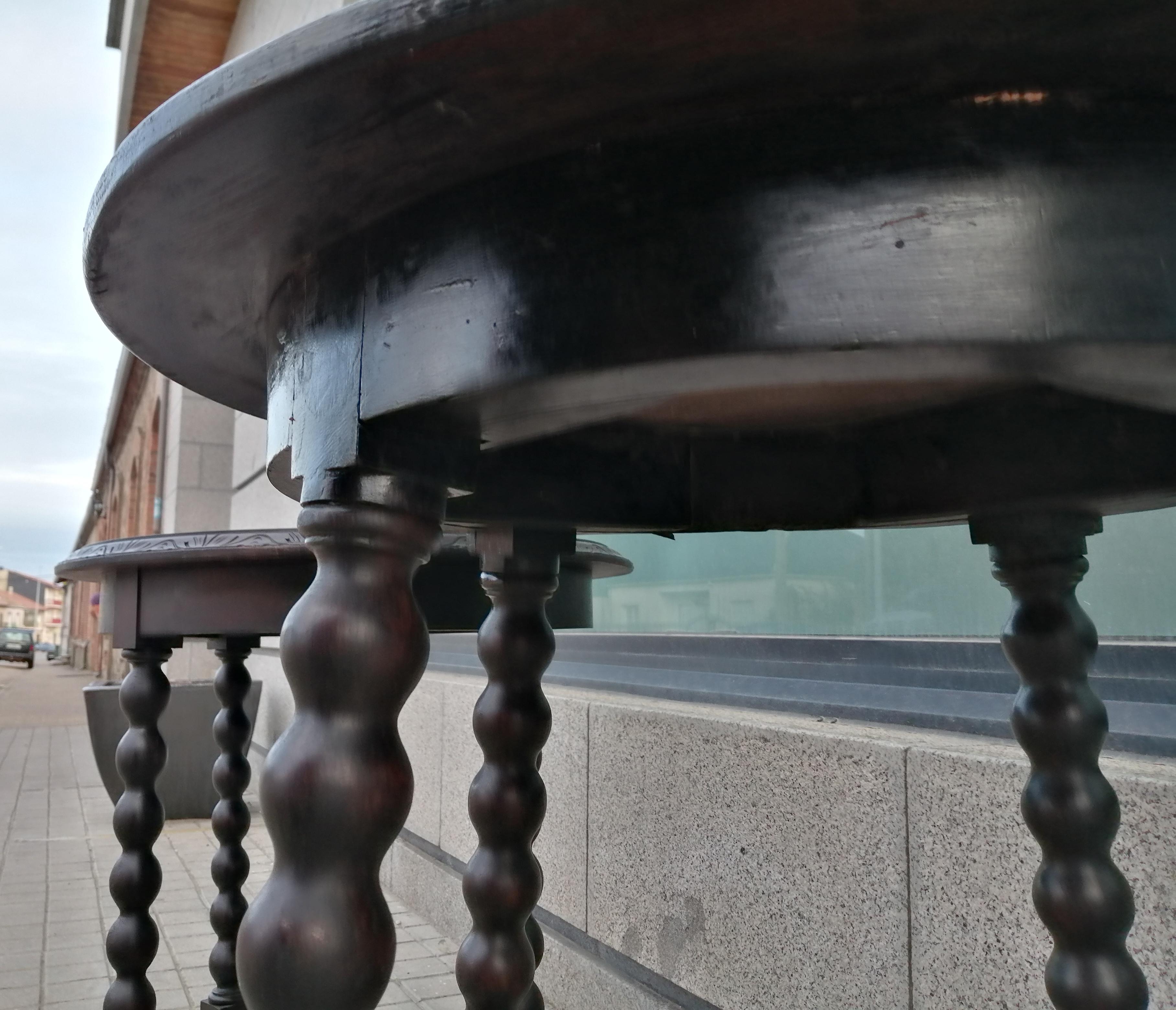 Antique Round Side Table from the 19th Ceas ntury Bobbin Turned Legs 5