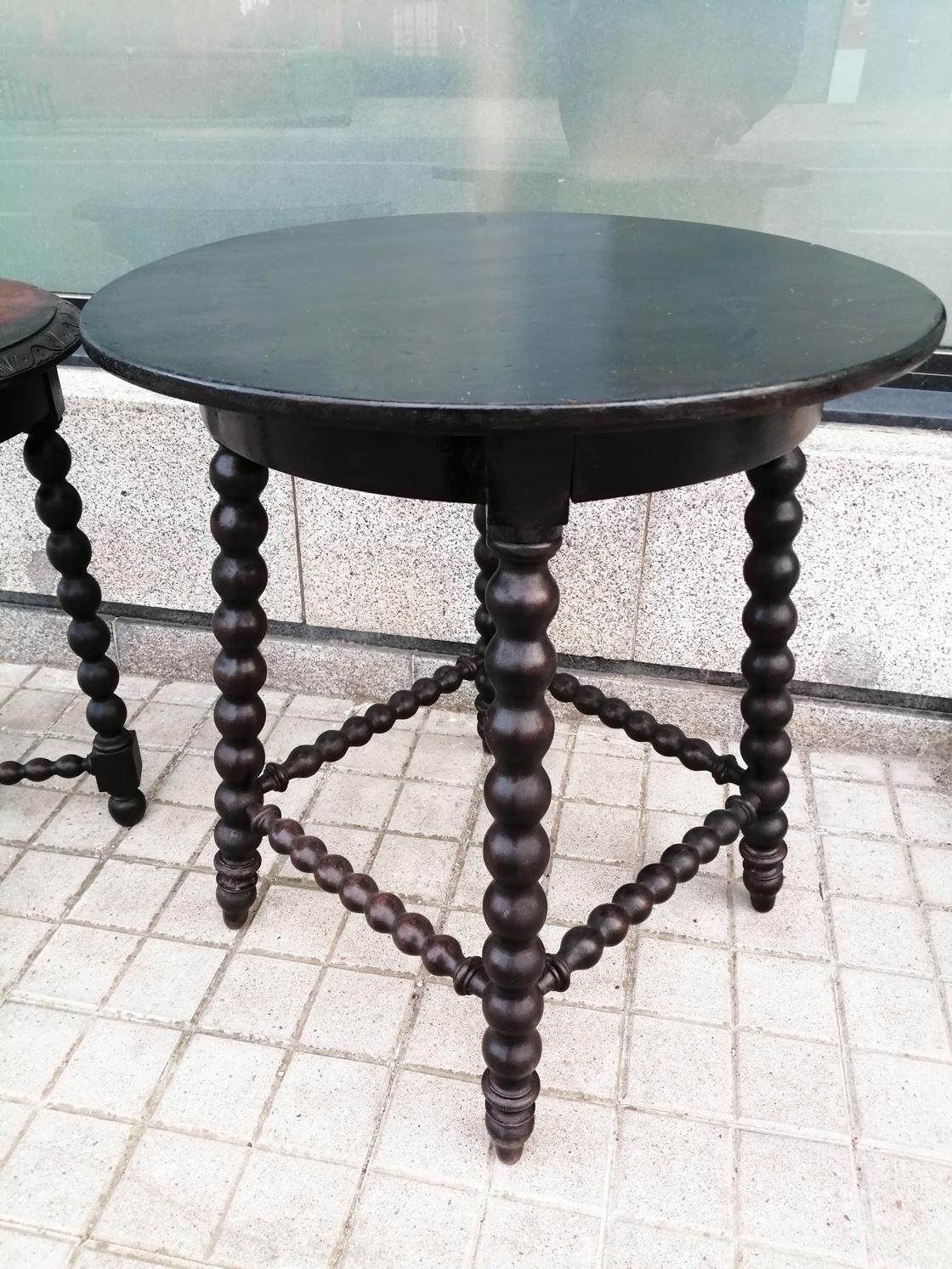 Victorian Antique Round Side Table from the 19th Ceas ntury Bobbin Turned Legs