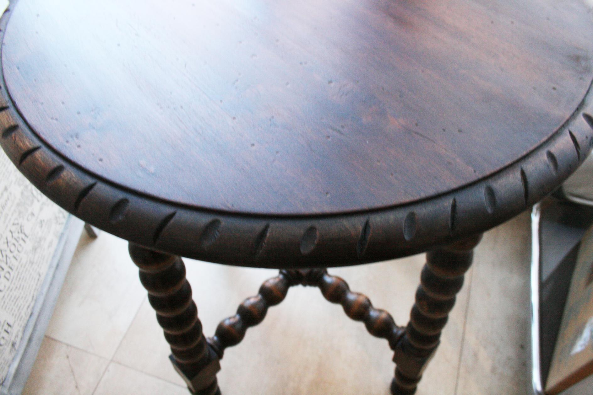Victorian Antique Round Side Table from the 19th Century Wood with Turned Legs