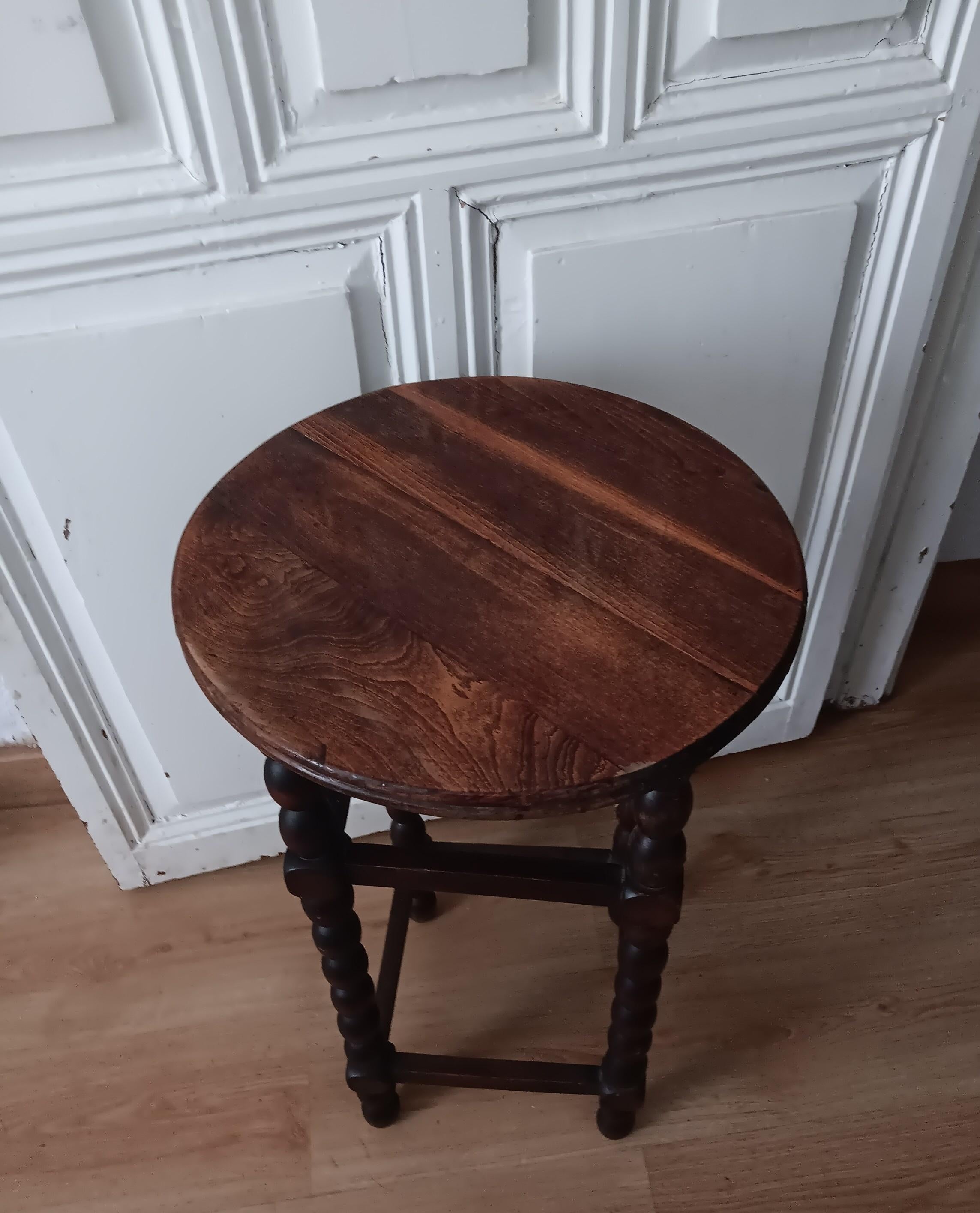 Antiker runder Beistelltisch aus der  Frühe 20. Jahrhundert Klöppel gedrehten Beinen (Holz) im Angebot