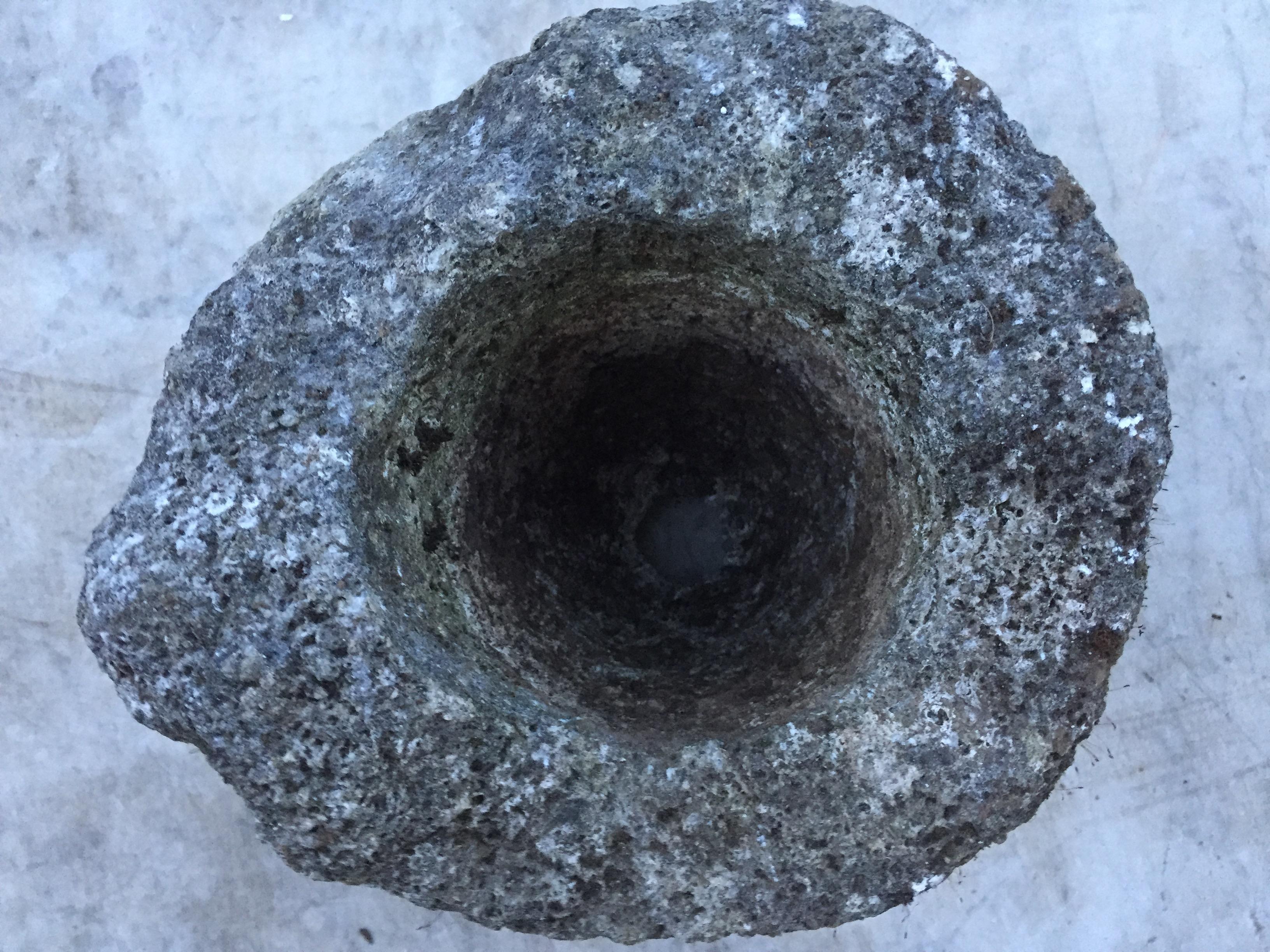 Rustique Ancienne auge ou jardinière ronde en pierre en vente