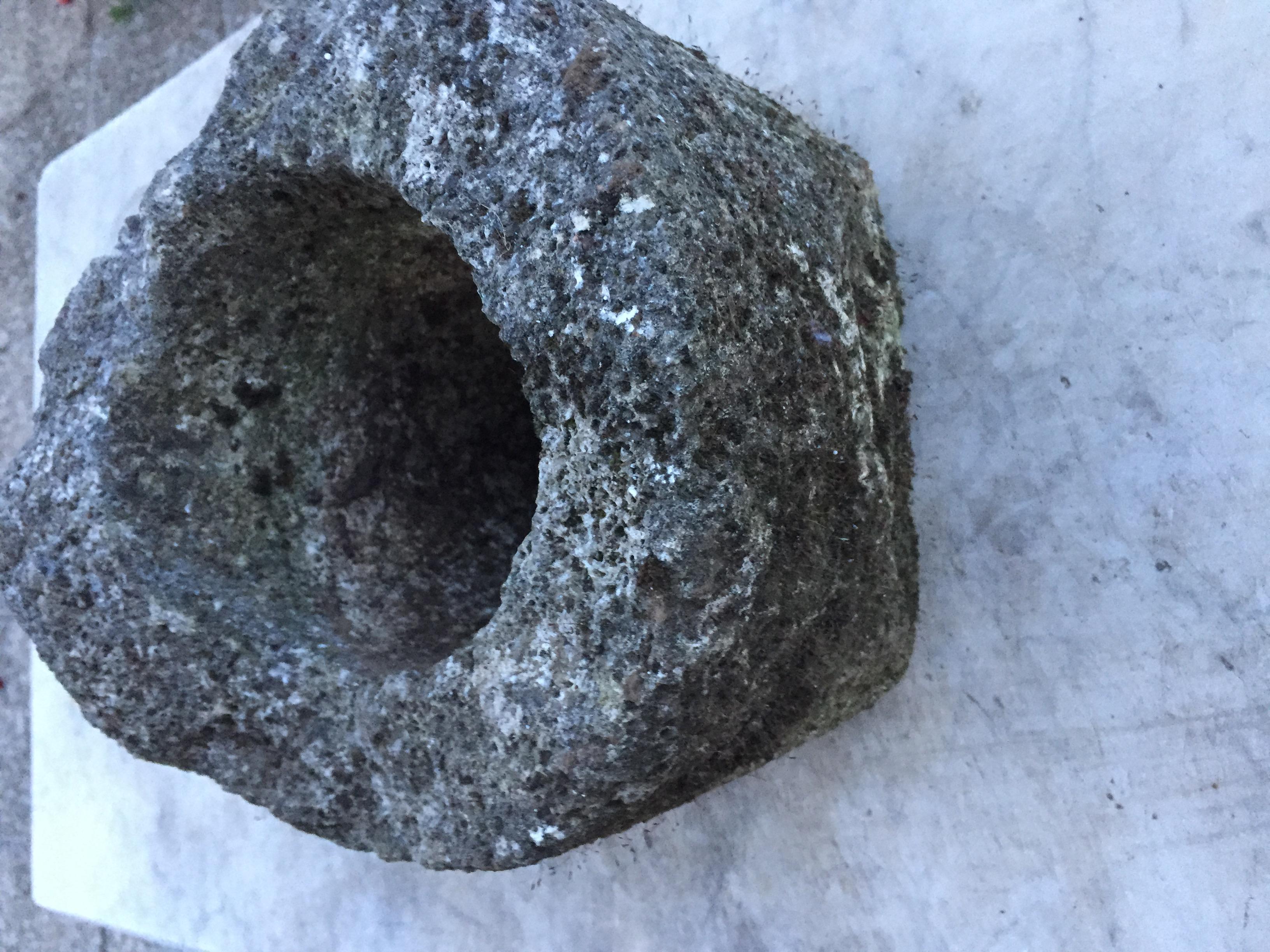 Autrichien Ancienne auge ou jardinière ronde en pierre en vente