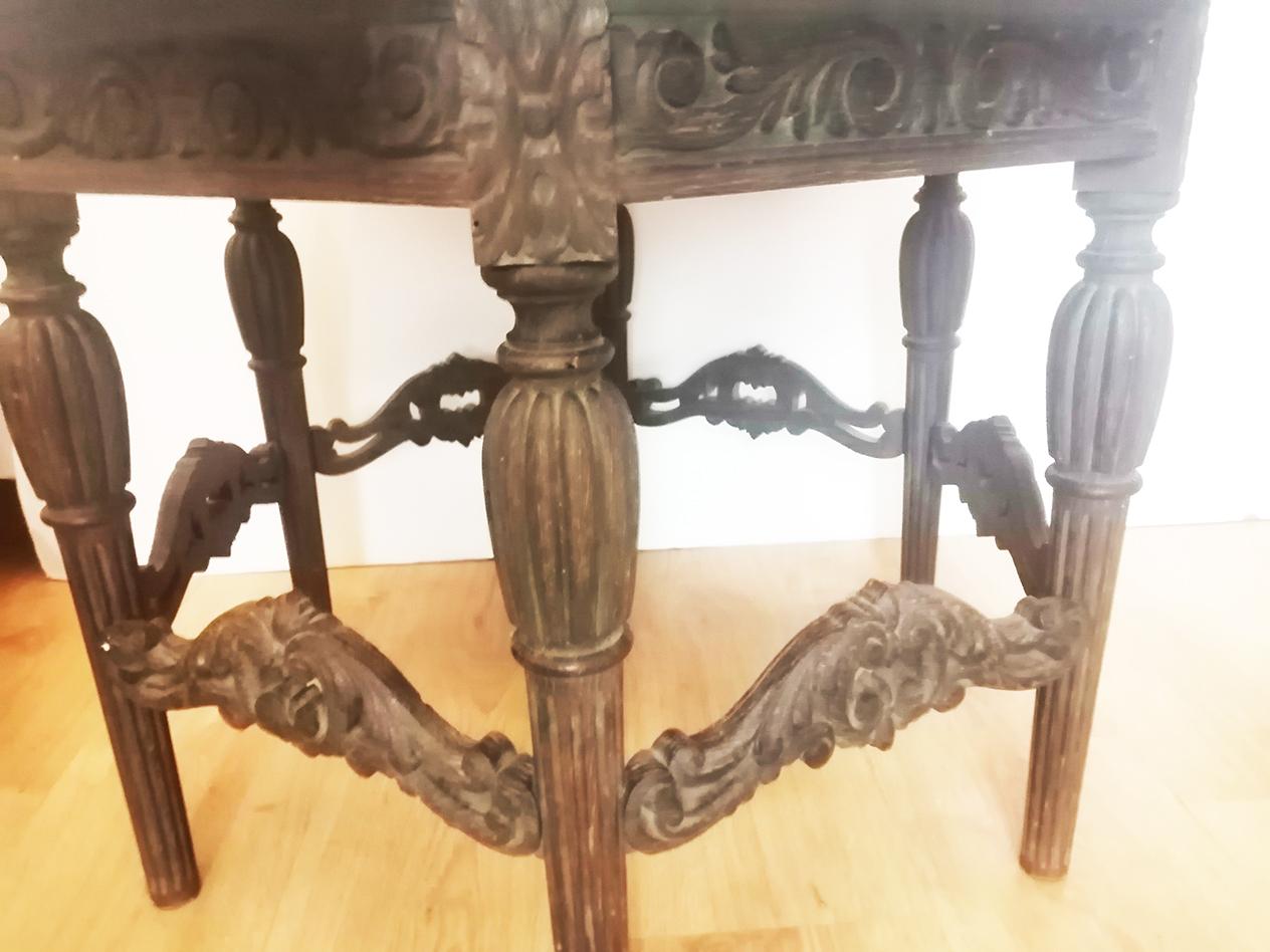 Antique round table from the century.

With six carved legs grooved and carved with his patina, 

Elegant lines

 The legs are nicely turned and also are wonderfully hand carved. This is a solid oak table made in England, circa 1880.

 The