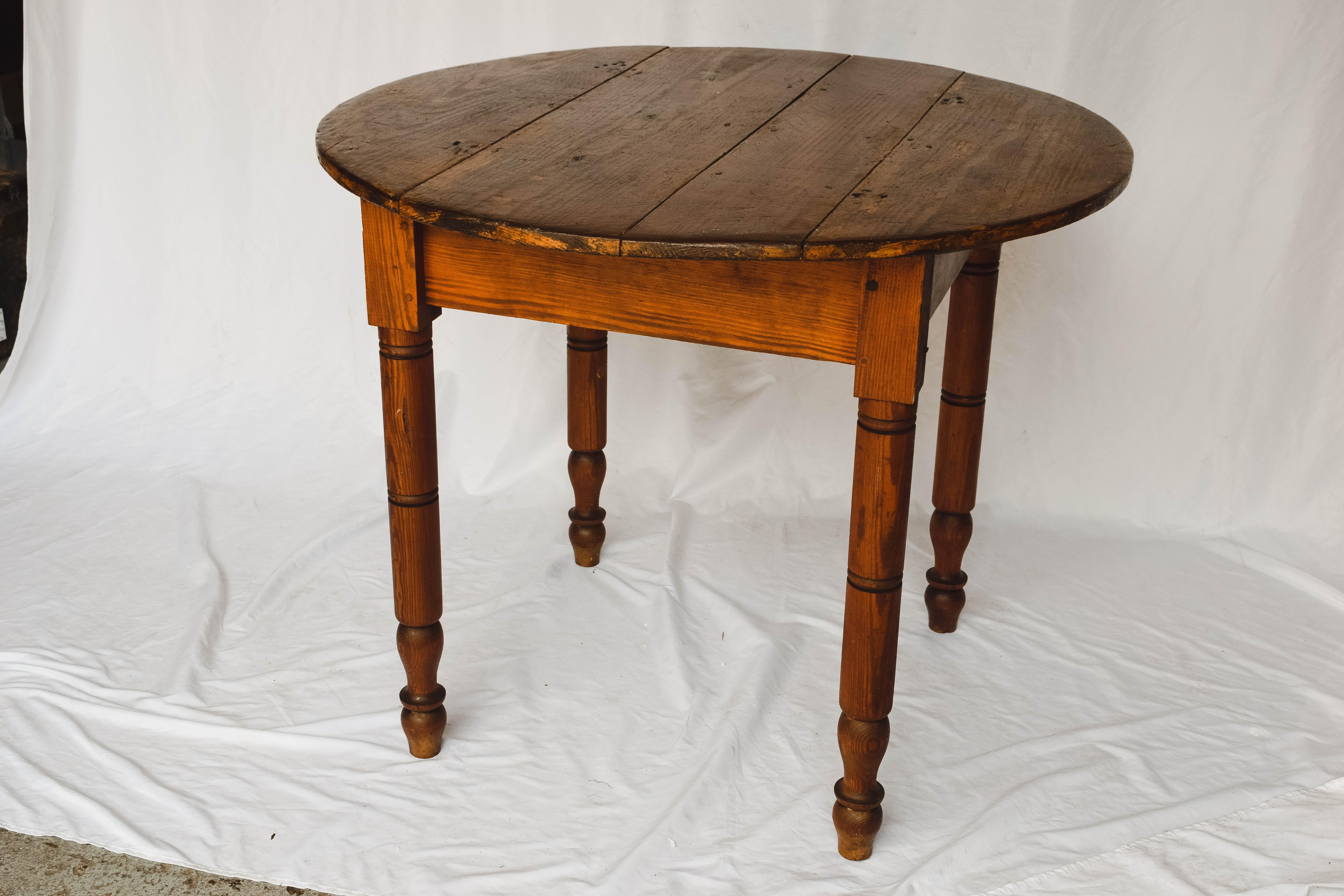 Antique Round Tavern Table In Good Condition In Houston, TX
