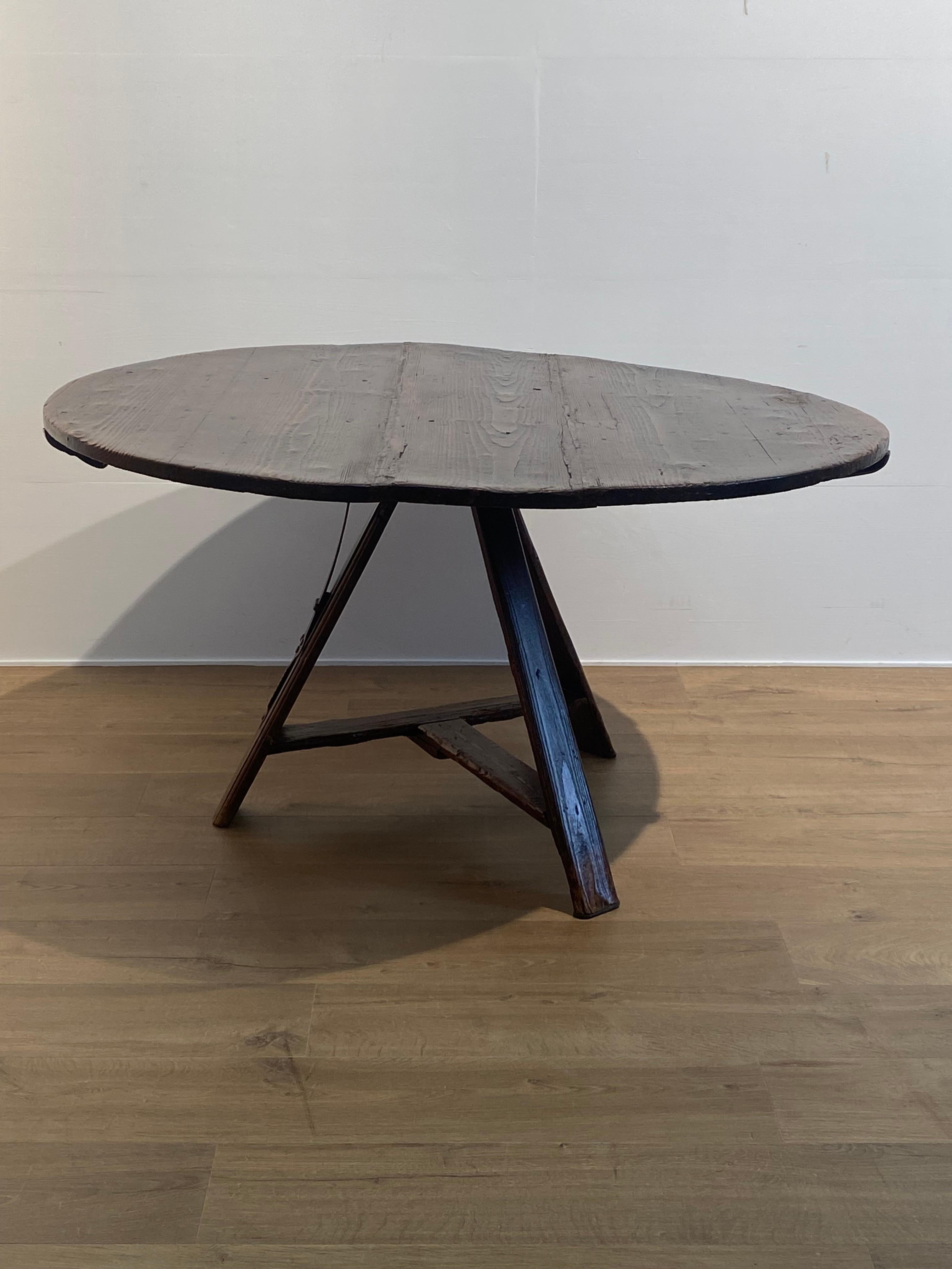 Elegant round and antique Farmers Table,
from the Drente regio, foldable table on a central tripod,
good,old and warm patina of the wood,
to be used for different purposes,
round table with a lot of character