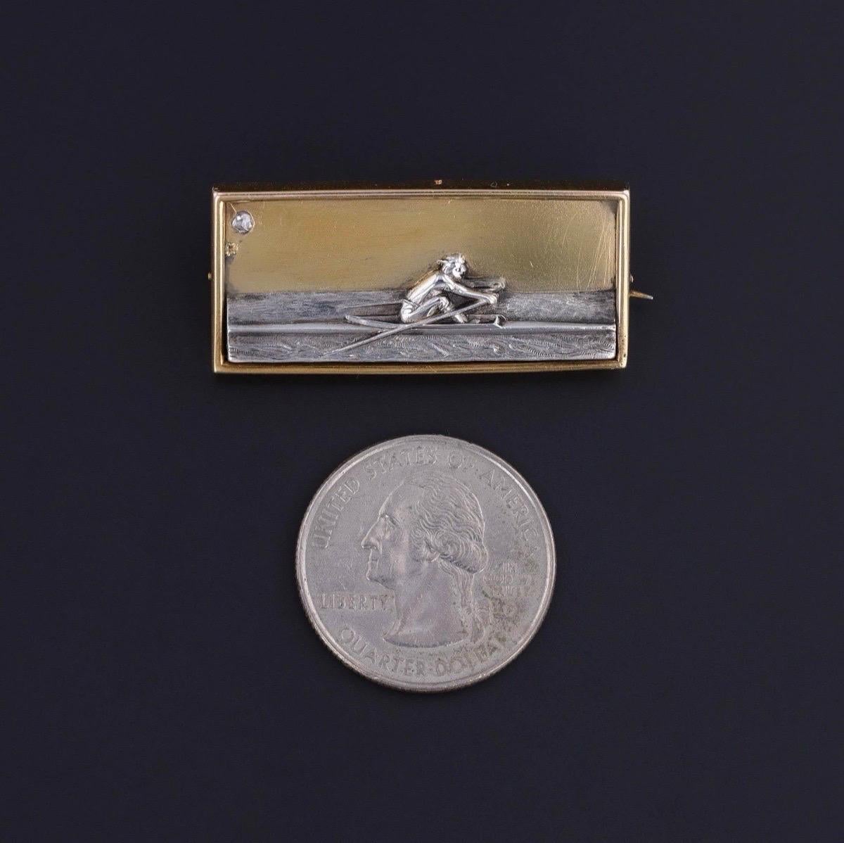 Broche de remo de plata y oro de 14 quilates con diamante talla rosa (hacia 1910)

Este broche antiguo de hacia 1910, una pieza rara y evocadora de la joyería de principios del siglo XX, presenta un hombre remando en un esquife, finamente detallado,