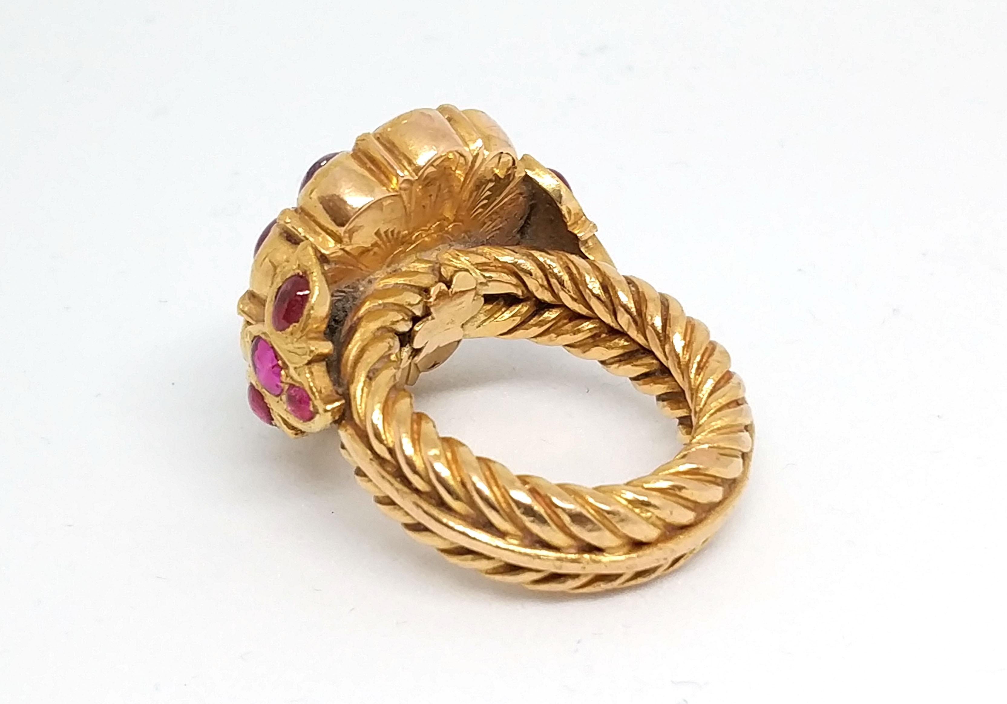 Antique Royal 5.5 carat Ruby and 3 carat Emerald Ring in 23 Carat Gold In Excellent Condition For Sale In London, GB