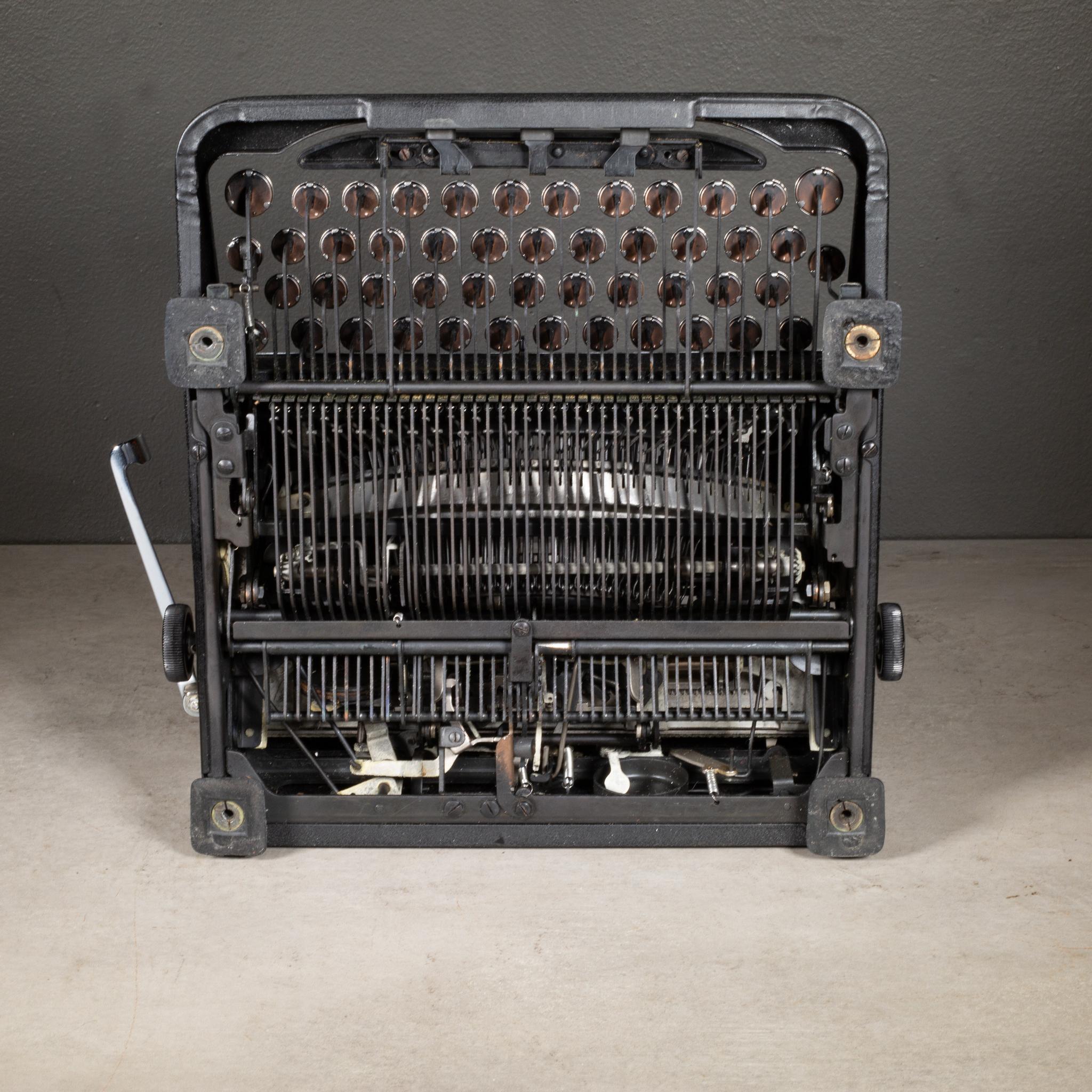 Antike Royal Aristocrat Schreibmaschine ca. 1939 im Angebot 4