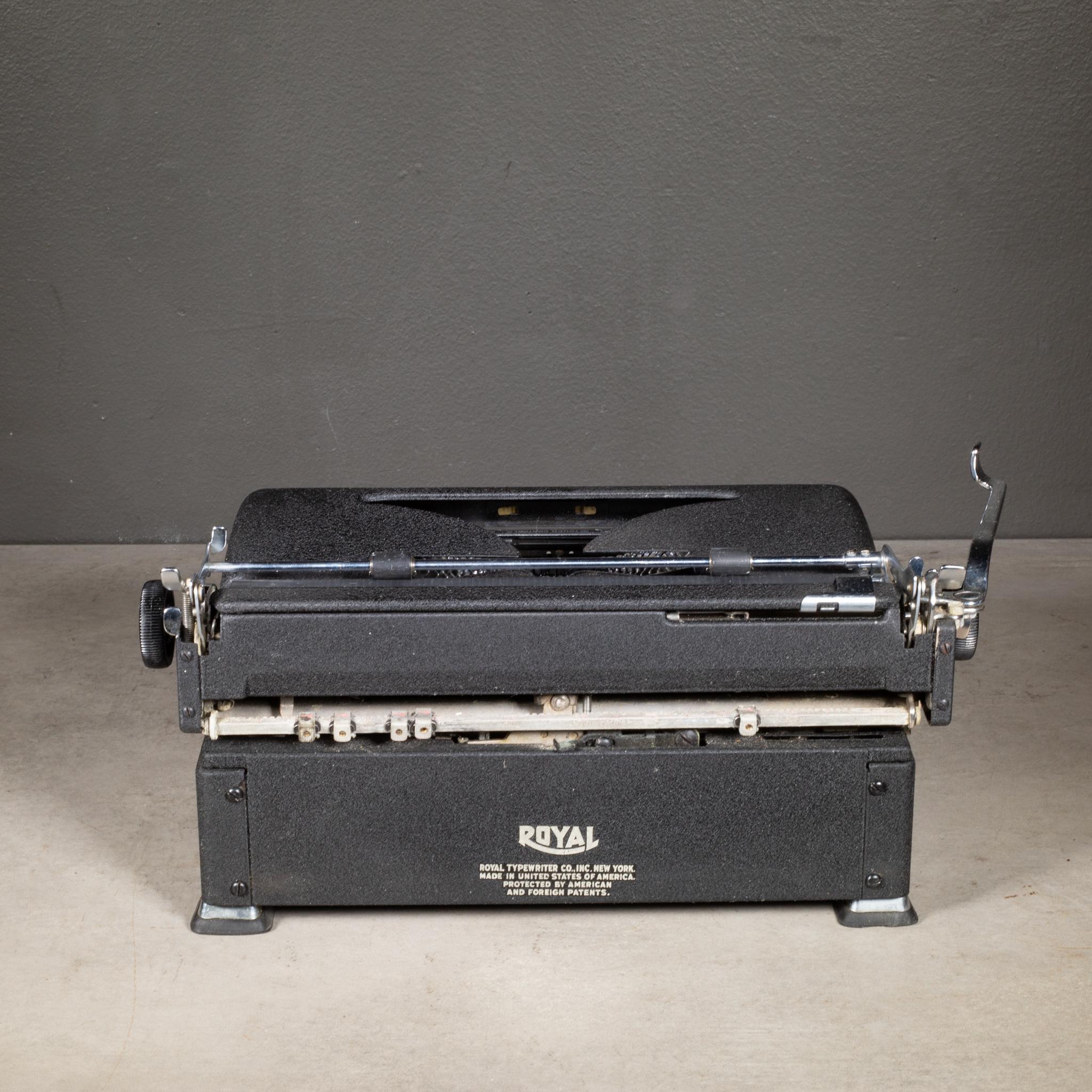 Antike Royal Aristocrat Schreibmaschine ca. 1939 (Metall) im Angebot