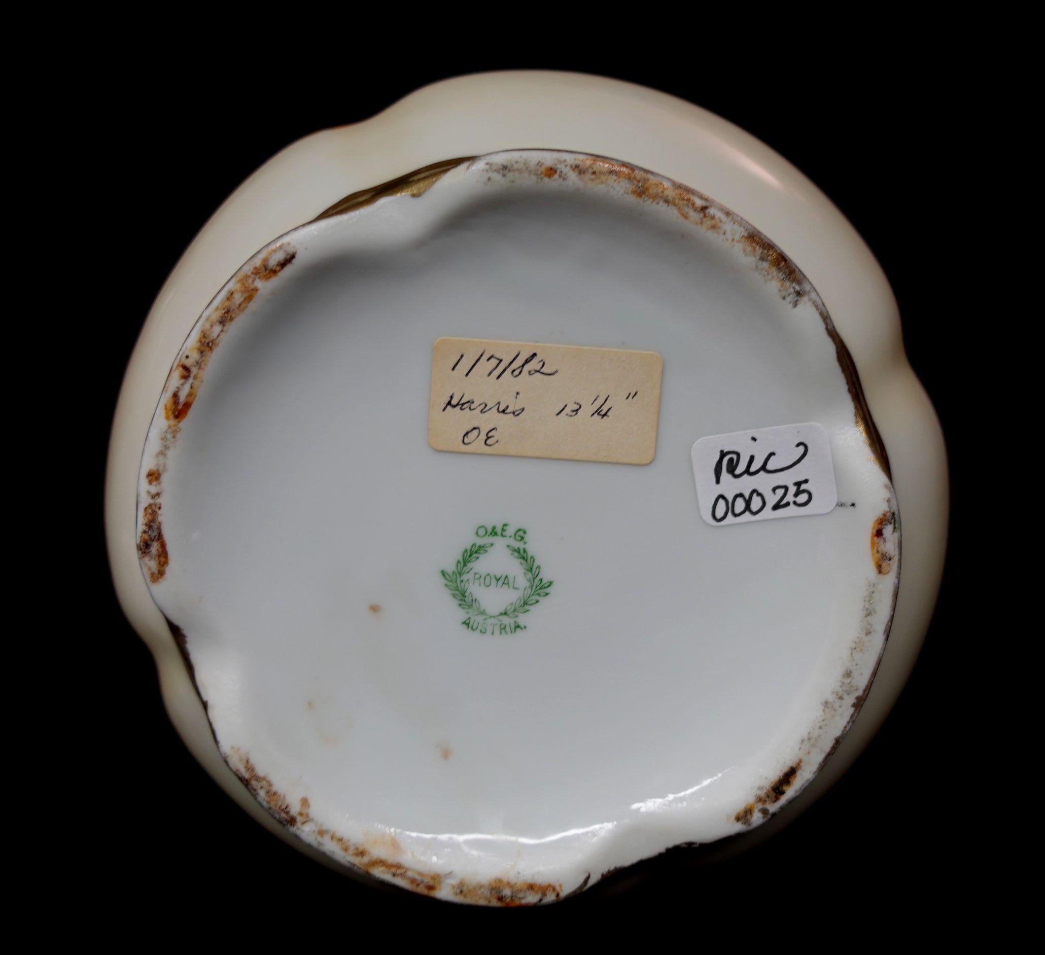 Grande carafe ancienne en porcelaine royale d'Autriche, #Ric00025 en vente 7