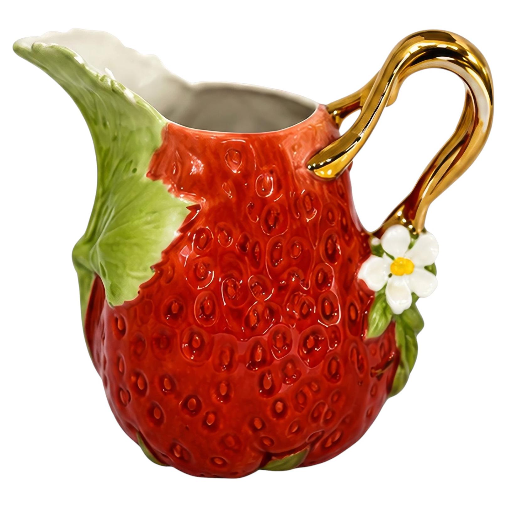 Crémier ancien en porcelaine « Royal Bayreuth Bavaria » à motif de fraises, avec dorures