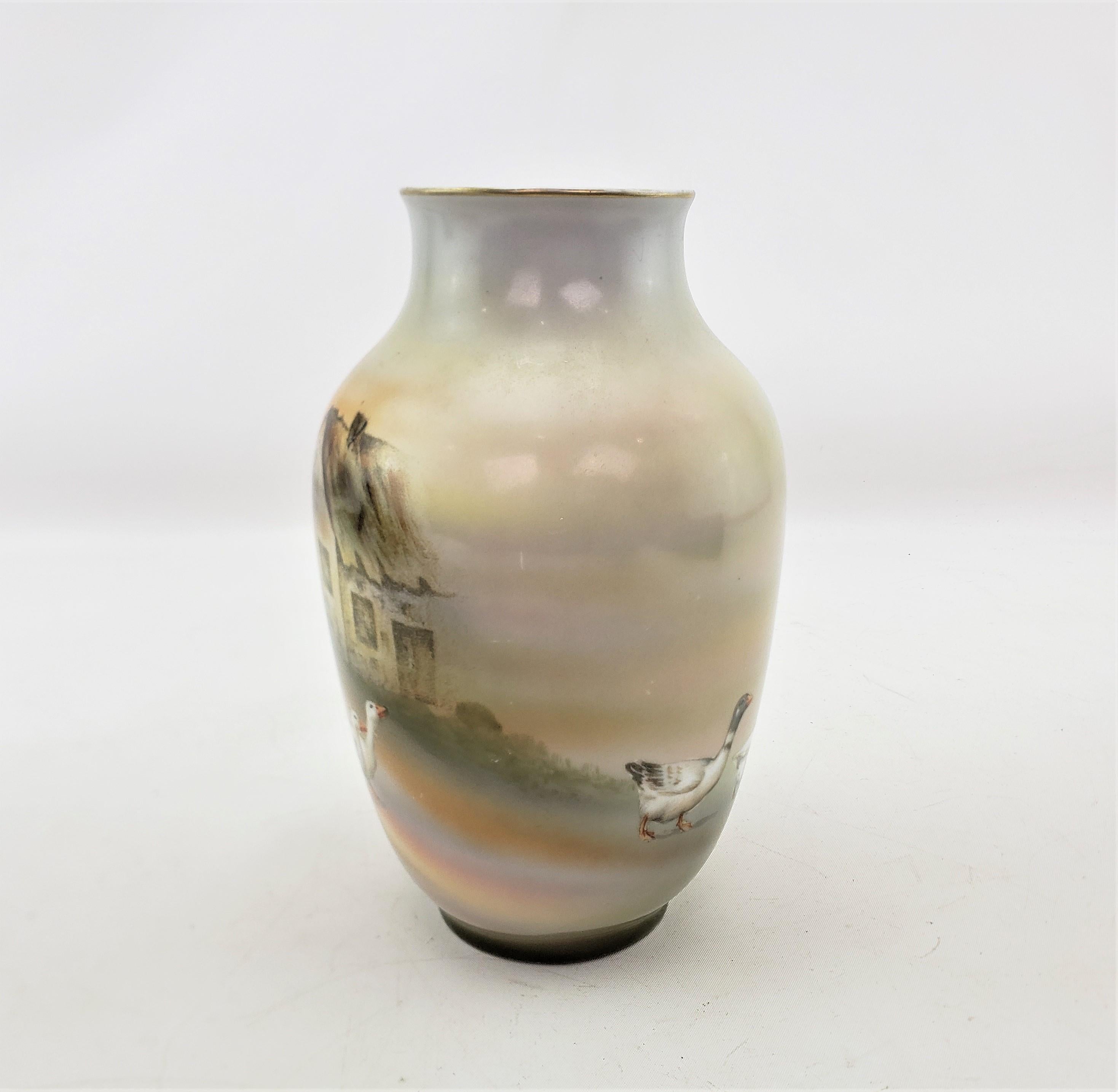 Vase Royal Bayreuth peint à la main avec une femme et des canards Bon état - En vente à Hamilton, Ontario