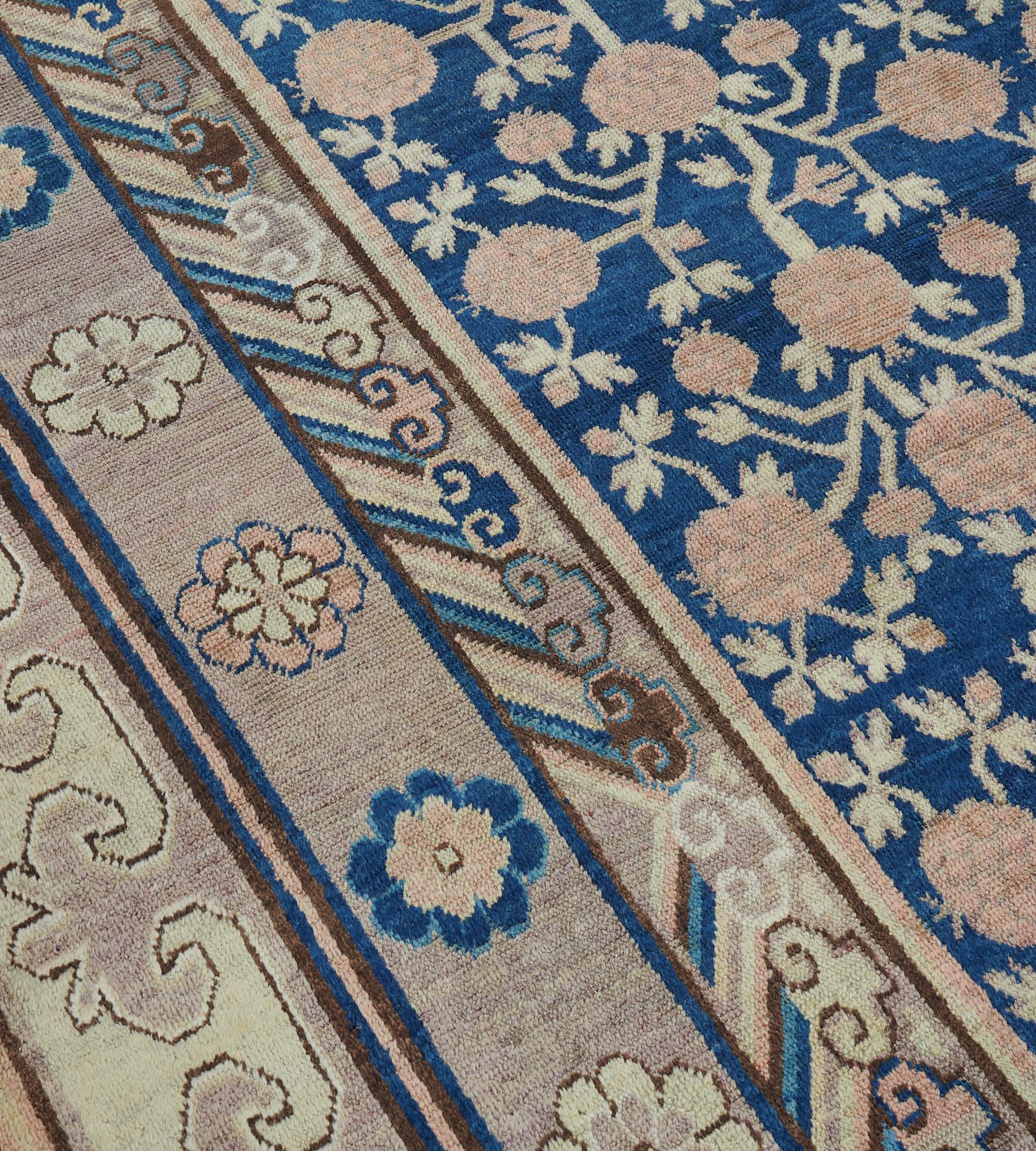 Antiker königsblauer handgewebter Khotan-Teppich aus Wolle mit Granatapfelmotiv im Zustand „Gut“ im Angebot in West Hollywood, CA