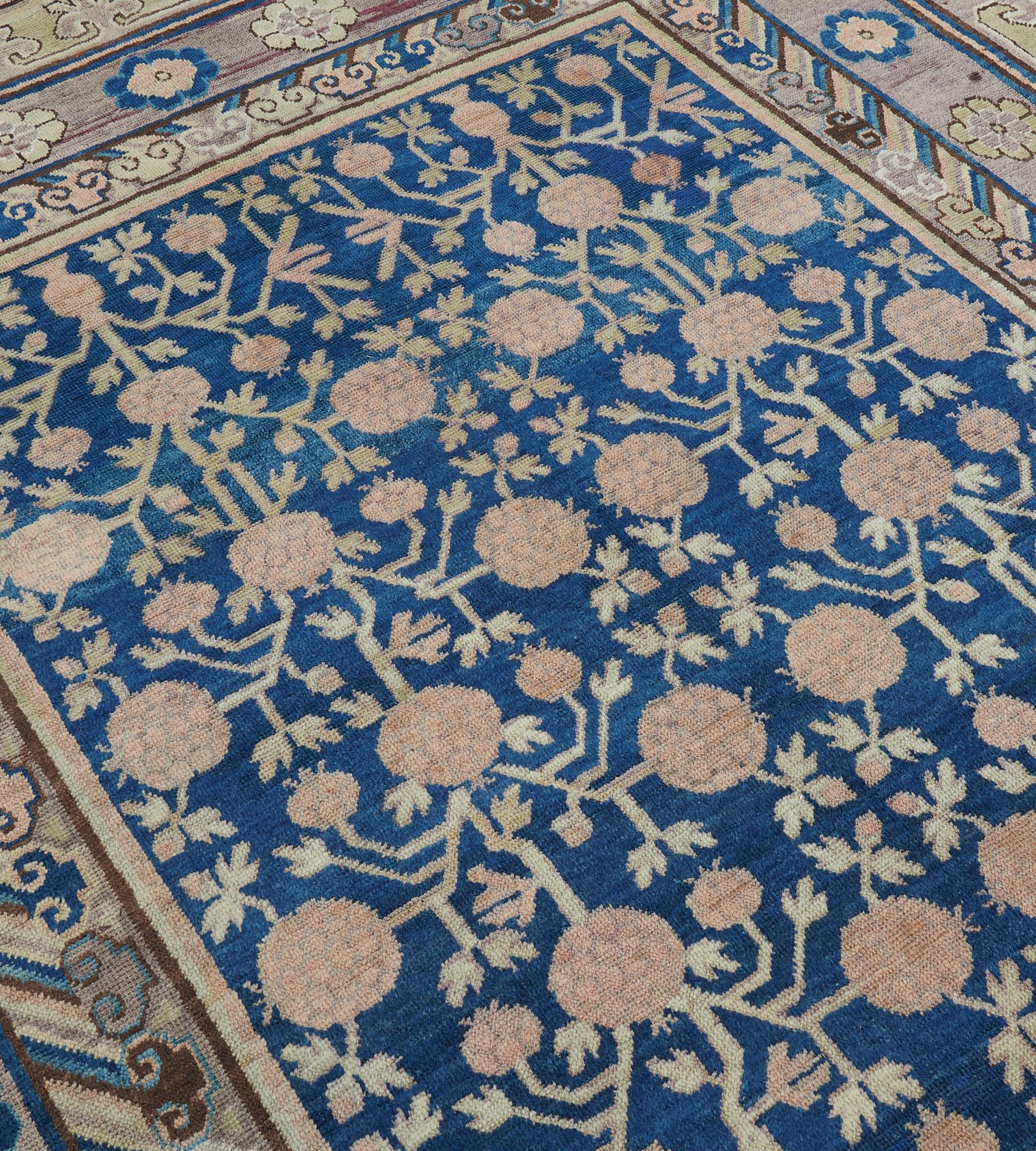 Antiker königsblauer handgewebter Khotan-Teppich aus Wolle mit Granatapfelmotiv im Angebot 1