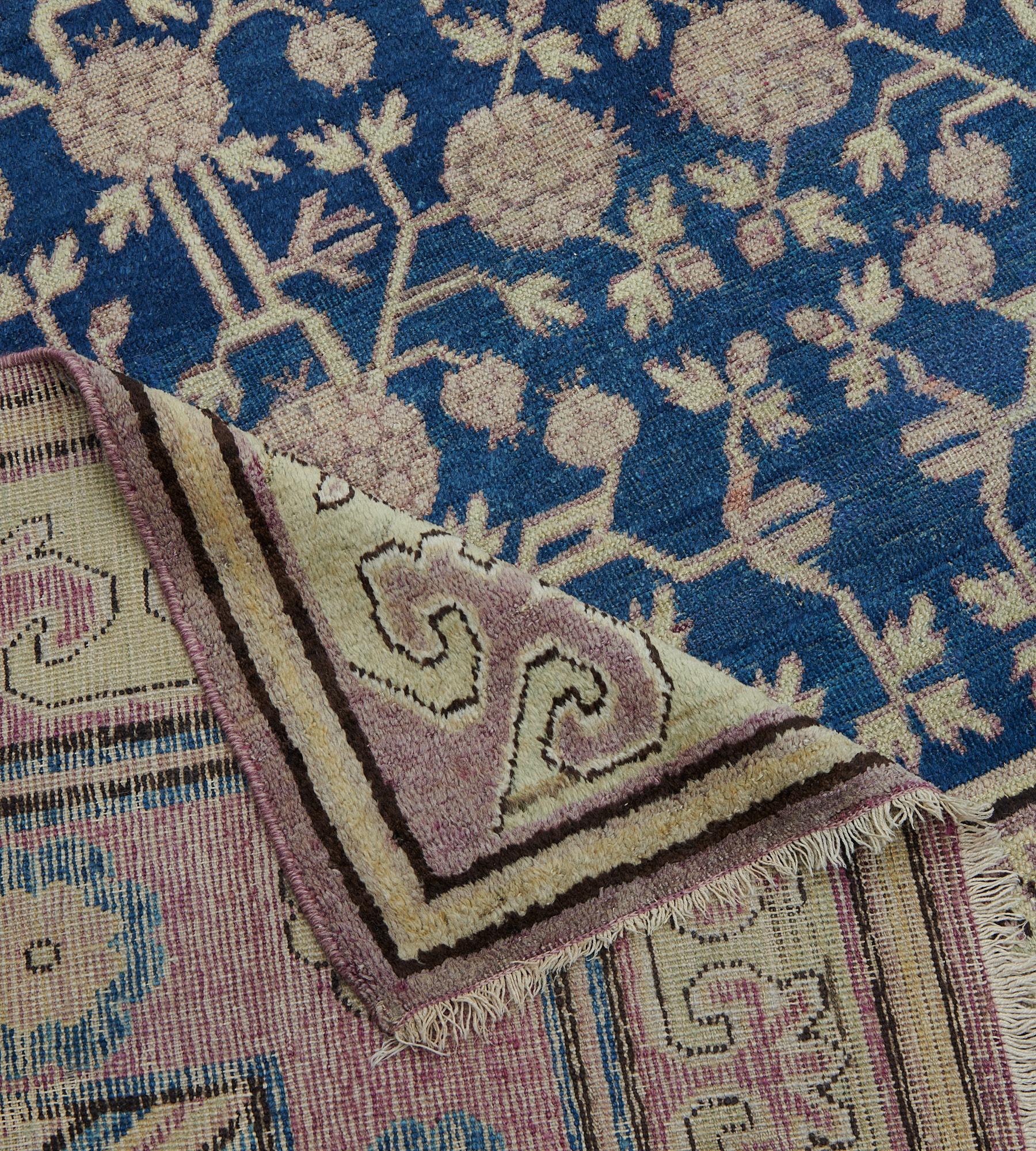 Antiker königsblauer handgewebter Khotan-Teppich aus Wolle mit Granatapfelmotiv im Angebot 2