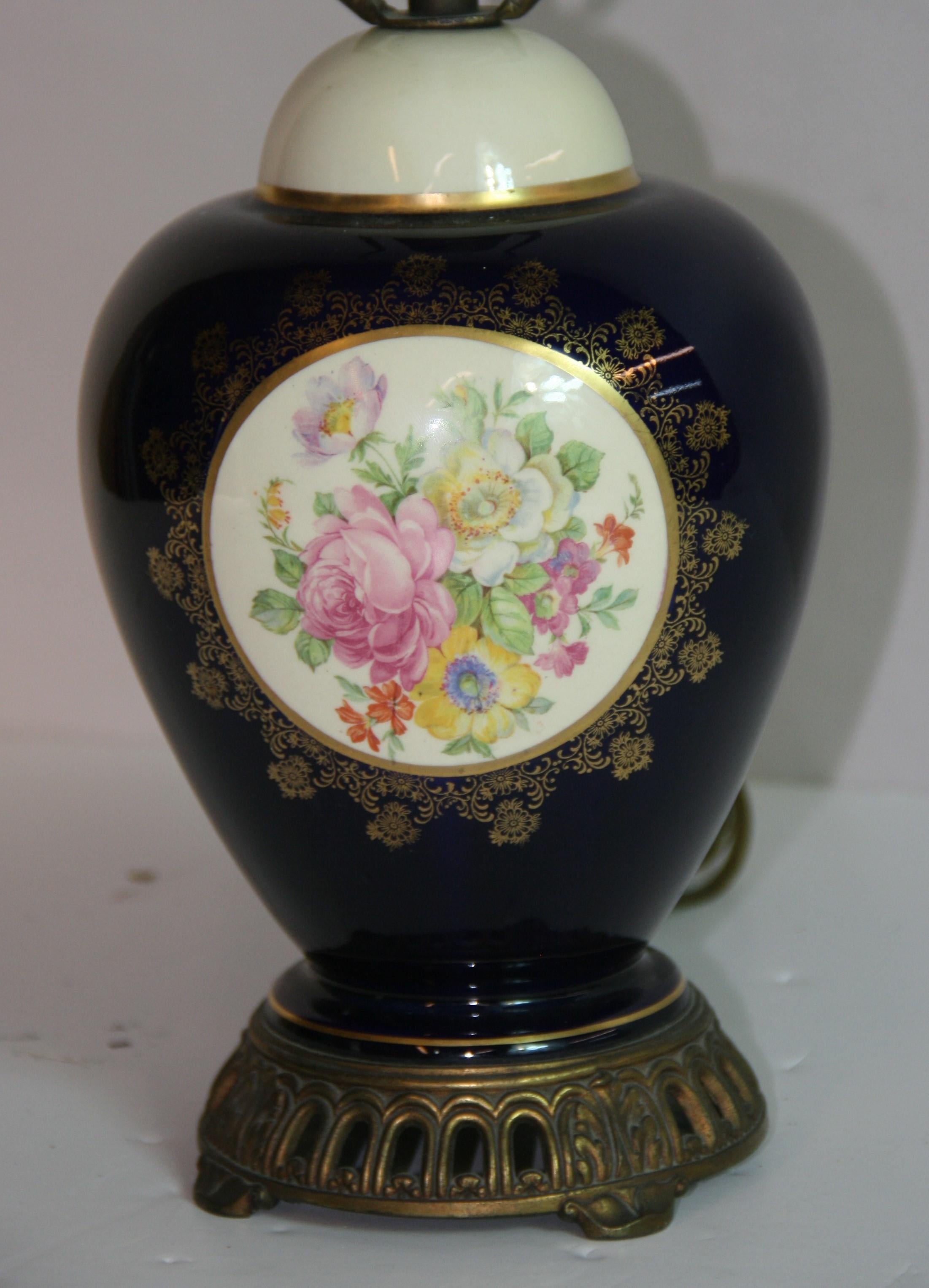 1687 Antique Lampe en porcelaine royale bleue avec des détails floraux et dorés.
Rewired