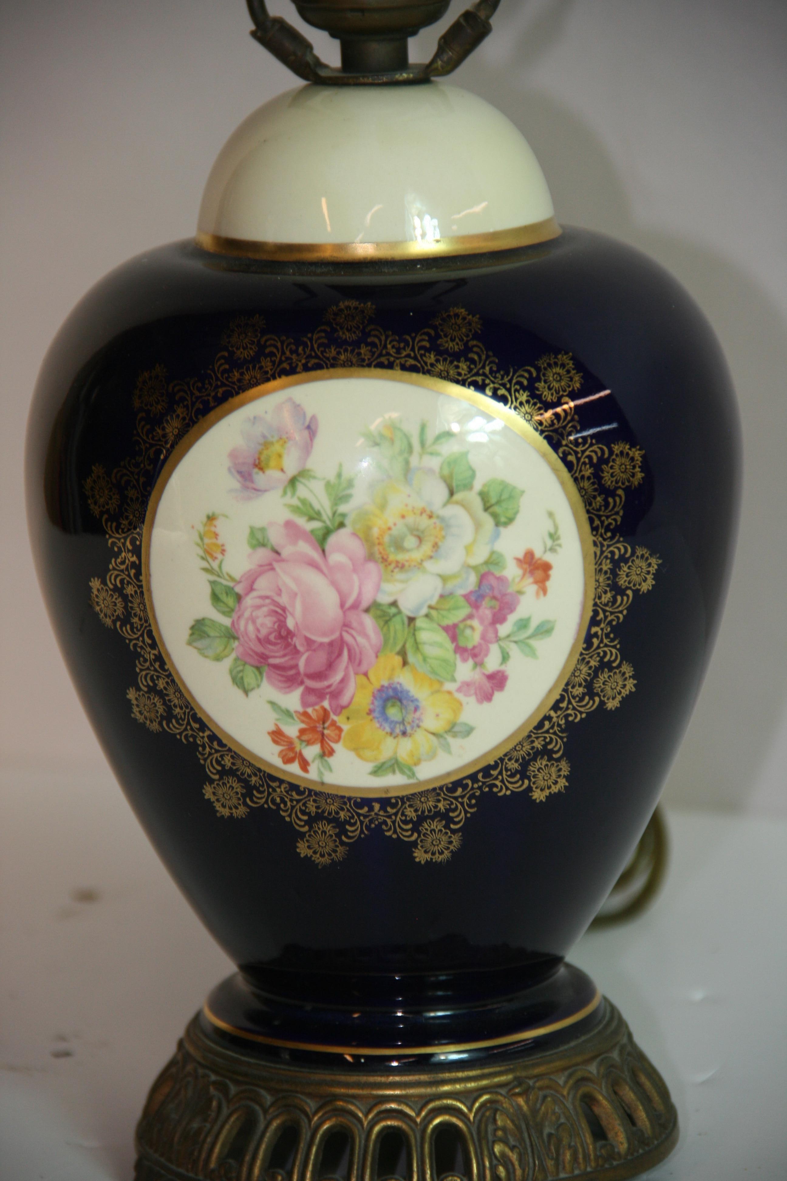 Ancienne lampe de table bleu royal avec détails floraux Bon état - En vente à Douglas Manor, NY