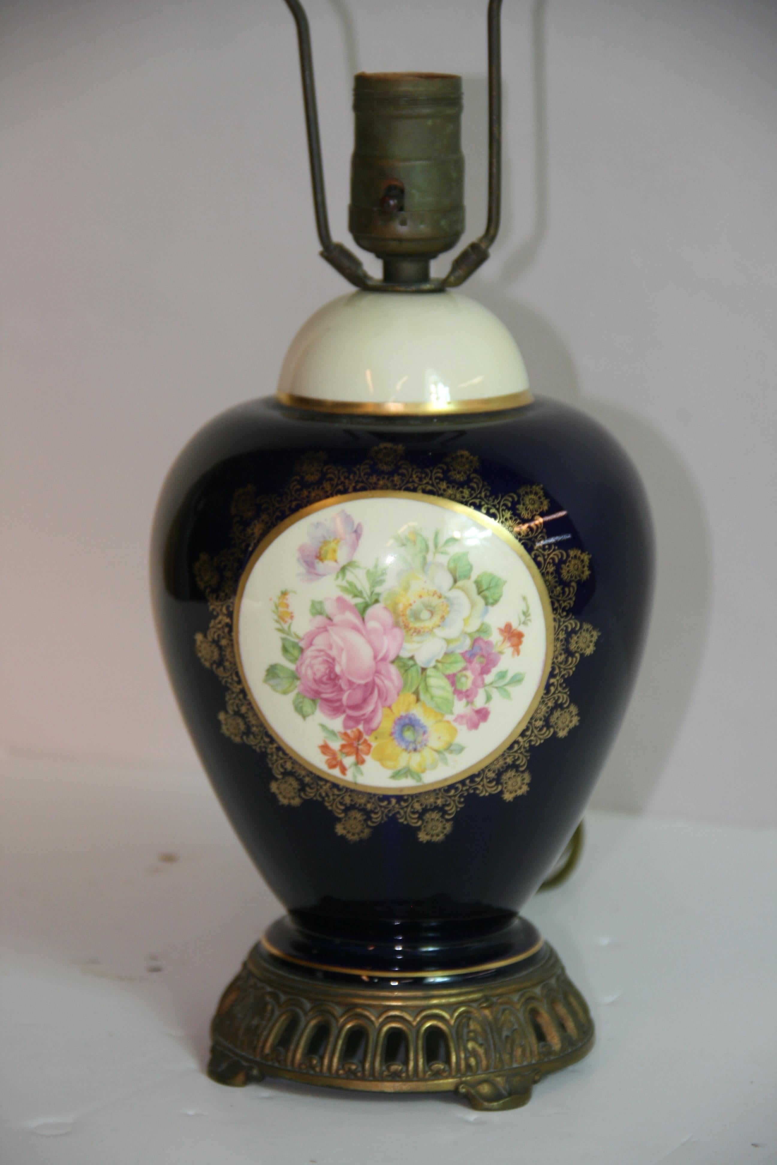 Milieu du XXe siècle Ancienne lampe de table bleu royal avec détails floraux en vente