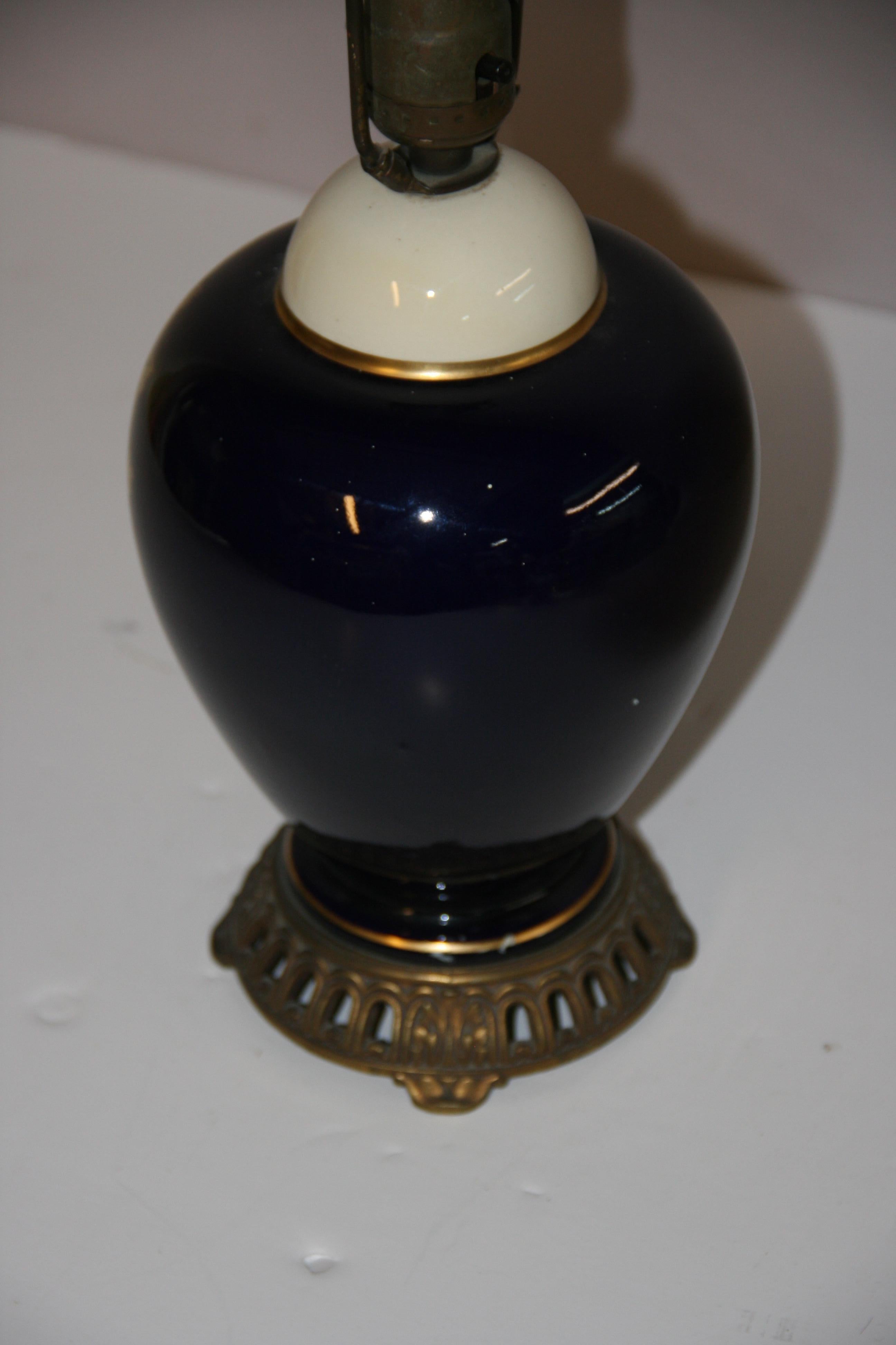 Métal Ancienne lampe de table bleu royal avec détails floraux en vente