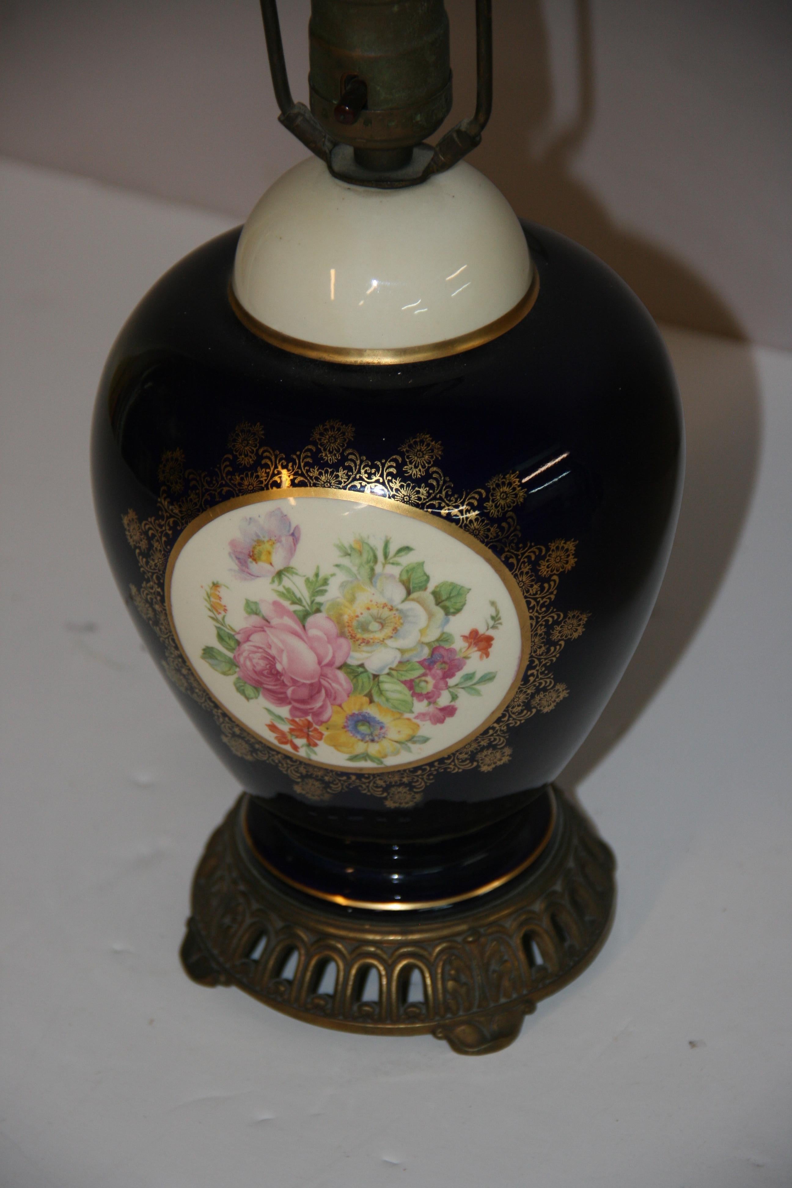 Ancienne lampe de table bleu royal avec détails floraux en vente 1
