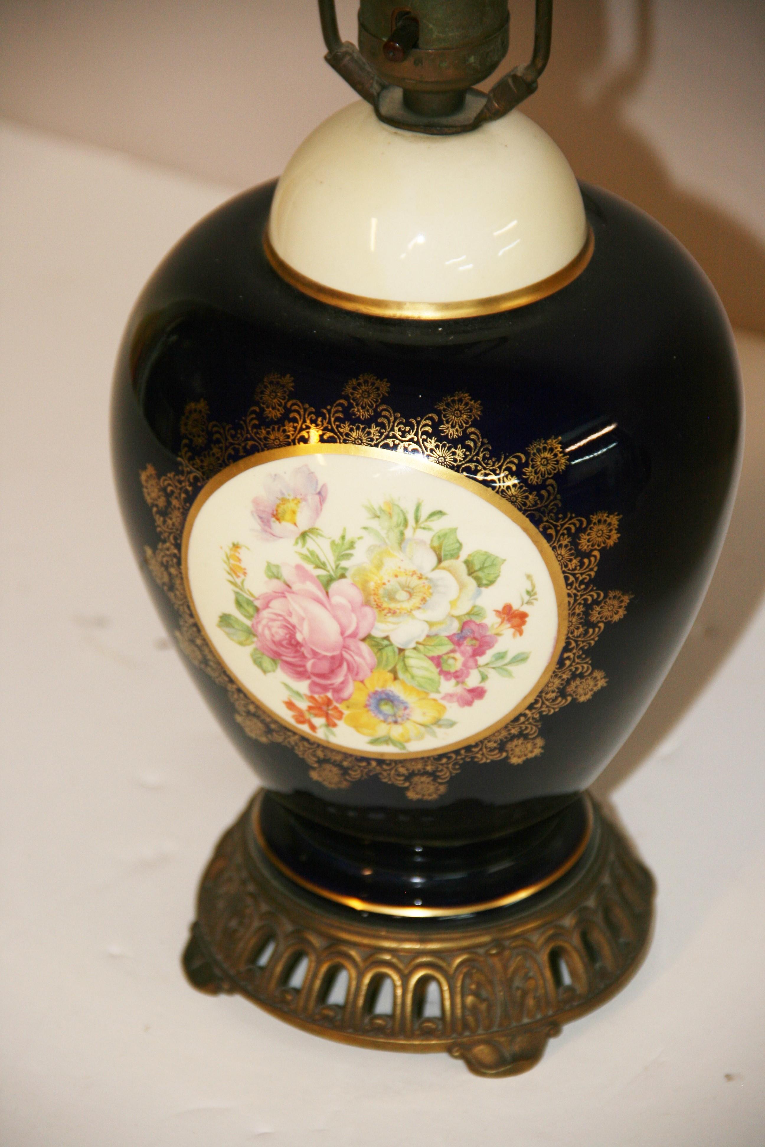 Ancienne lampe de table bleu royal avec détails floraux en vente 2