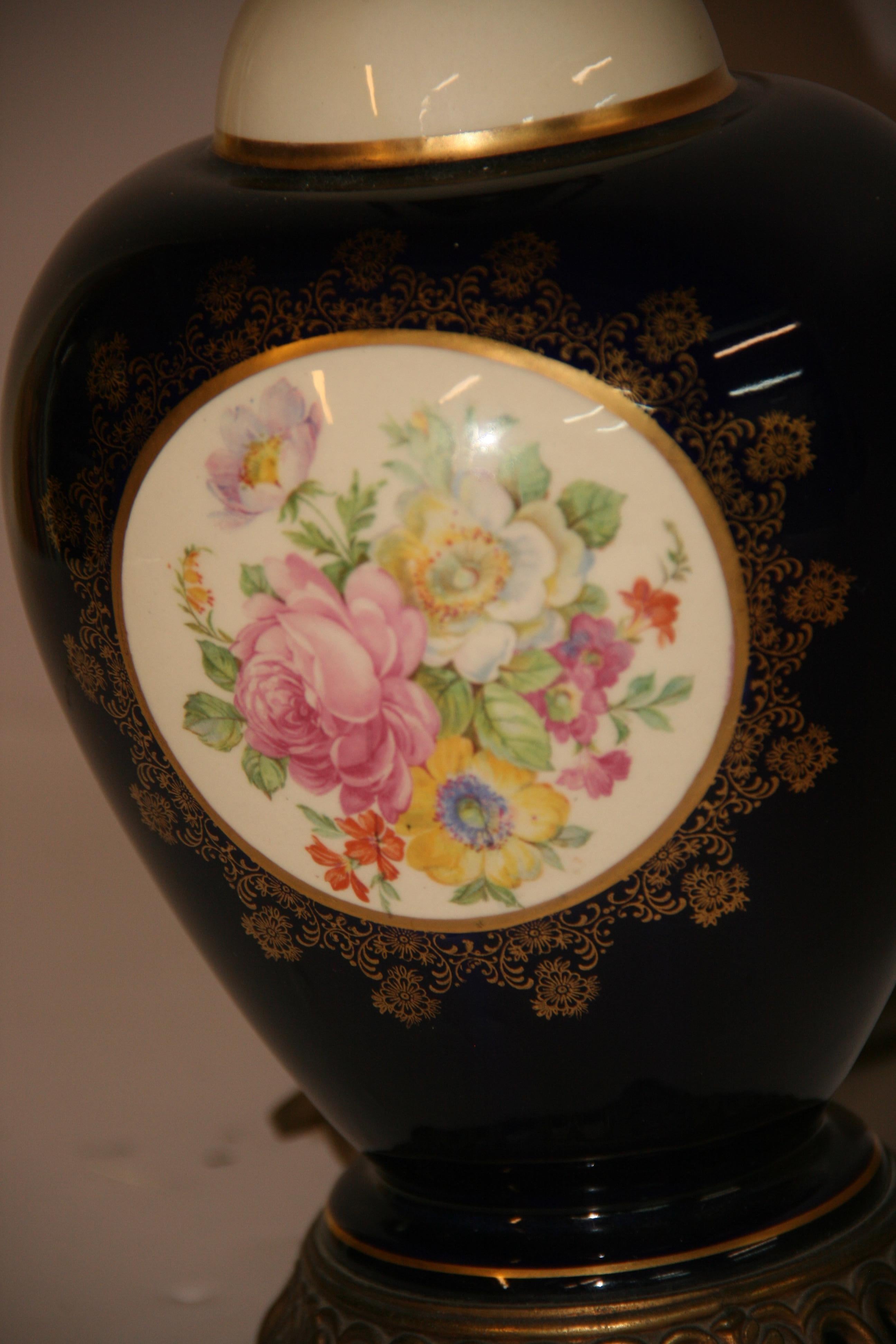 Ancienne lampe de table bleu royal avec détails floraux en vente 3