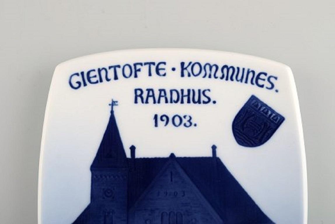 Antique Royal Copenhagen anniversary / commemorative plate in porcelain. Gentofte Town Hall. Dated 1903.
Measures: 21 x 15 cm.
Stamped.
In excellent condition.