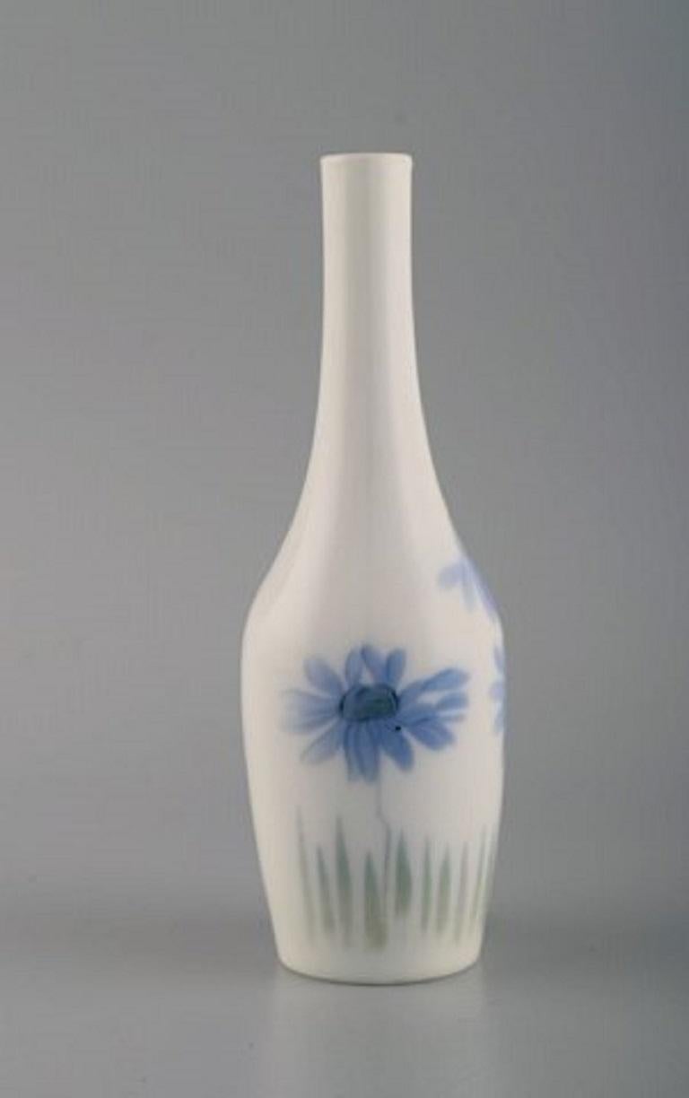 Antique vase Art Nouveau Royal Copenhagen en porcelaine avec des fleurs peintes à la main,
Fin du 19e siècle.
Mesures : 17.5 x 6 cm.
En parfait état.
Estampillé.
1ère qualité d'usine.