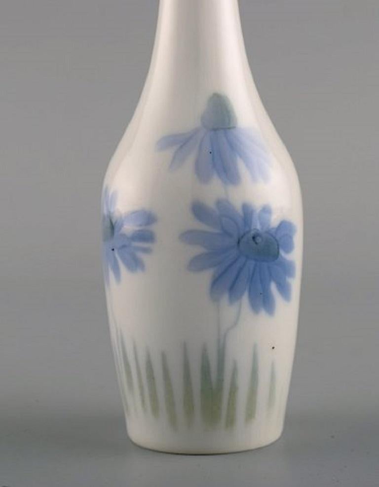 Peint à la main Vase ancien Art nouveau royal de Copenhague en porcelaine avec fleurs en vente