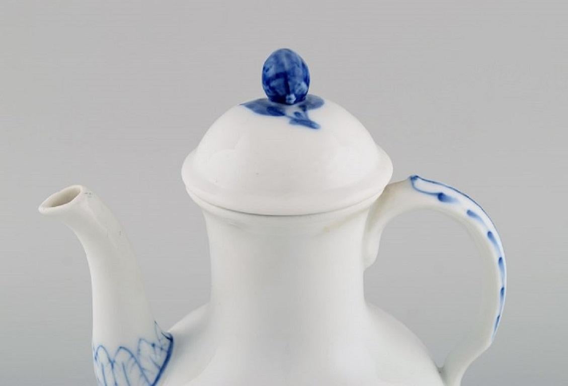 Antique Royal Copenhagen blue flower Braided coffee pot. Model number 10/8189. 
Early 20th century.
Measures: 24 x 18,5 cm.
In excellent condition.
Stamped.
1st factory quality.