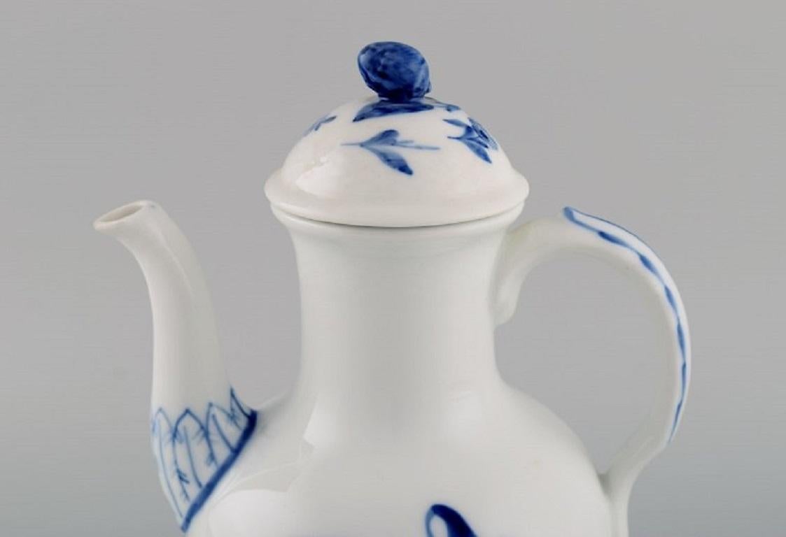 Antike Royal Copenhagen Blue Flower Braided Kaffeekanne. Modellnummer 10/8189. 
Anfang des 20. Jahrhunderts.
Maße: 24 x 18,5 cm.
In ausgezeichnetem Zustand.
Gestempelt.
1. Fabrikqualität.