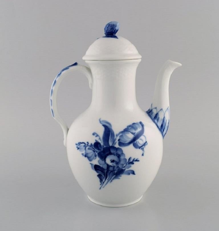 Royal Copenhagen blue flower braided coffee pot. Model number 10/8189. 
Mid- 20th century.
Measures: 24.5 x 18 cm.
In excellent condition.
Stamped.
1st Factory quality.
