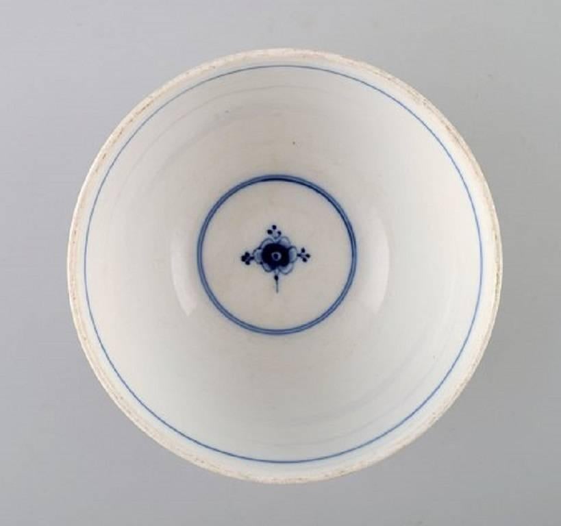 Antique Royal Copenhagen blue fluted bowl.
Mid-1800s. Painter number 16.
Measures: 15 cm. x 8 cm.
In perfect condition. 1st. factory quality.