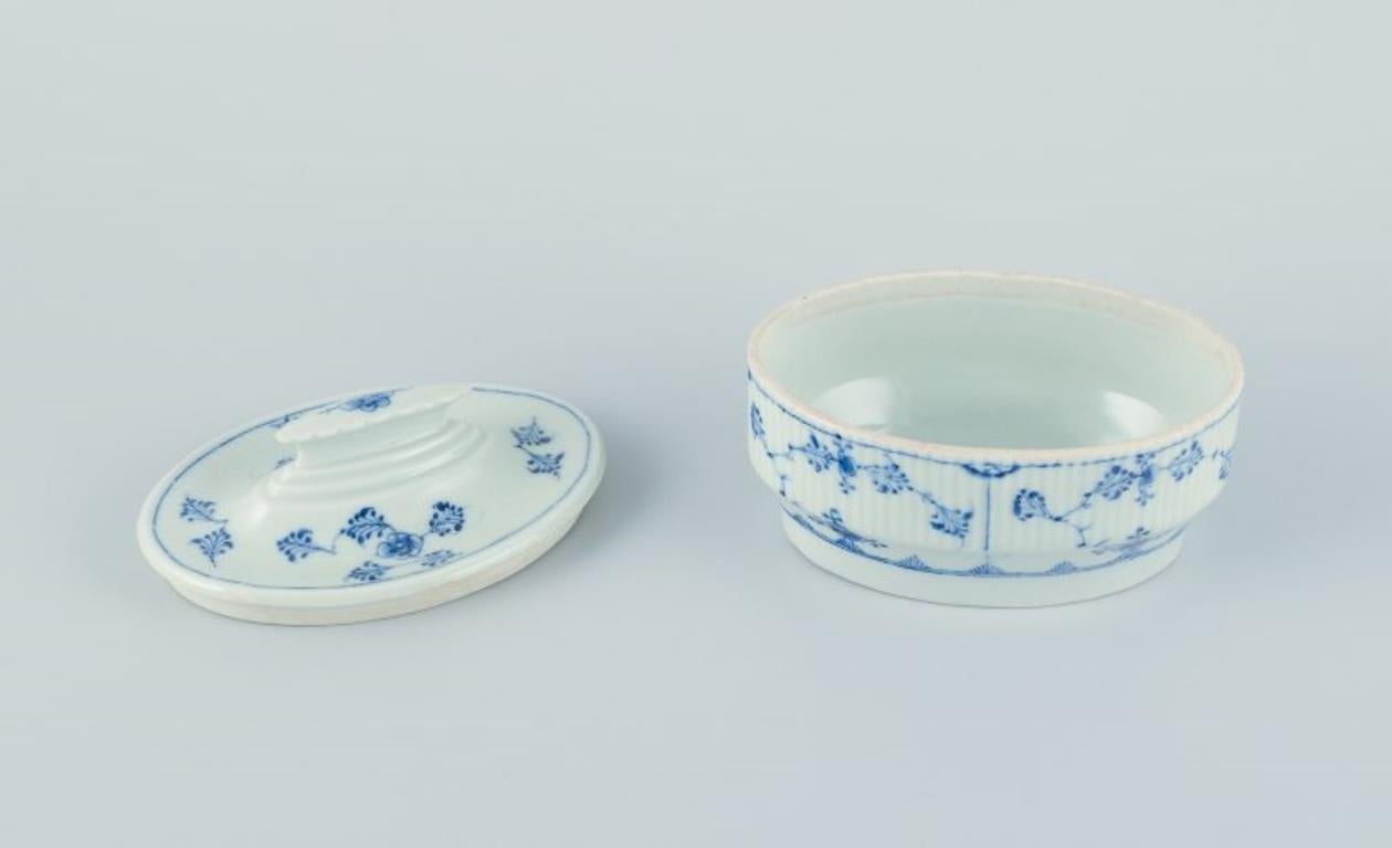 Antike Royal Copenhagen Blaue geriffelte Butterschale. Um 1820 (Neoklassisch) im Angebot