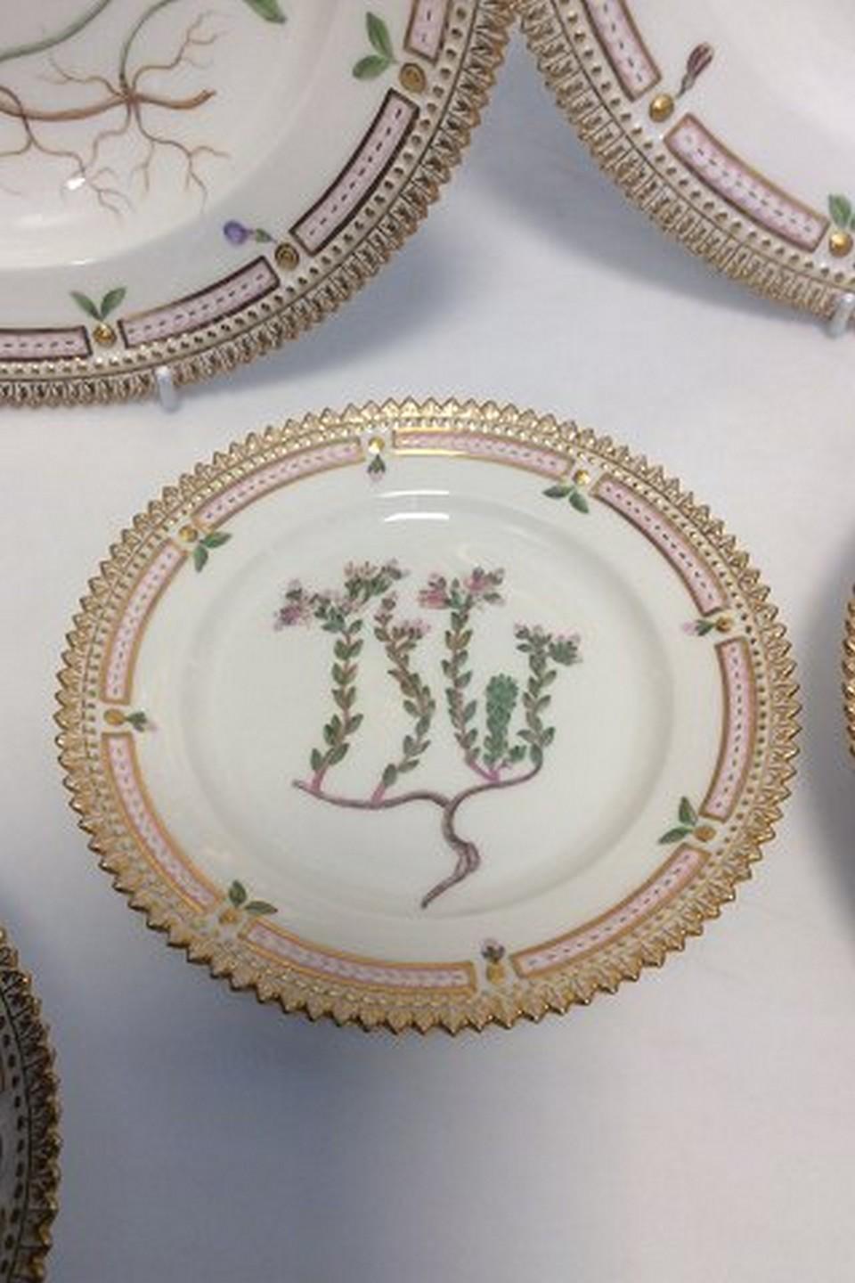 Dipinto a mano Antico Royal Copenhagen Flora Danica Set per 12 persone 72 pezzi in vendita