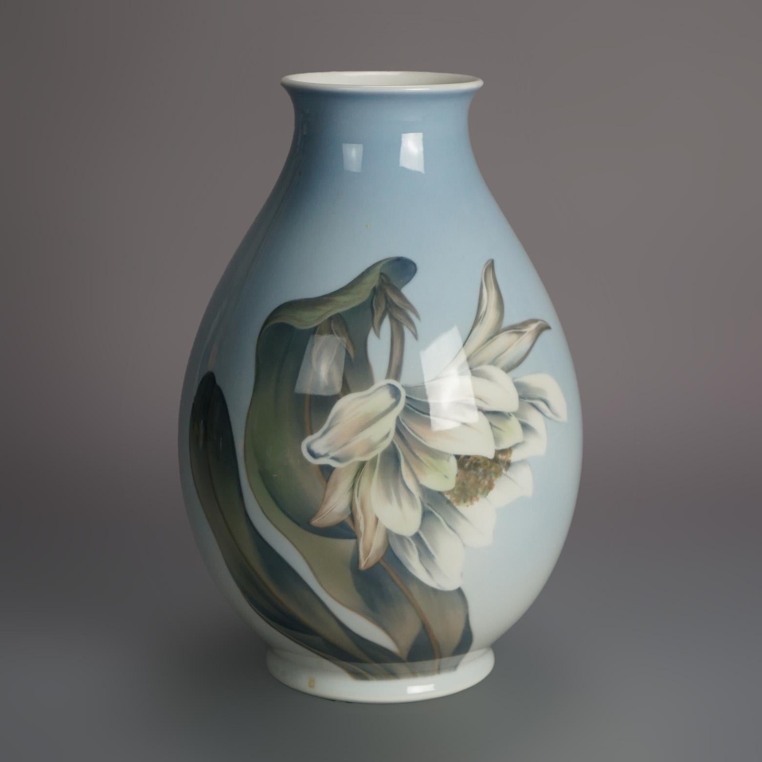 Antike Royal Copenhagen Porzellan Handgemalte Blumenvase mit Schmetterlingen C1930

Maße - 11,25 